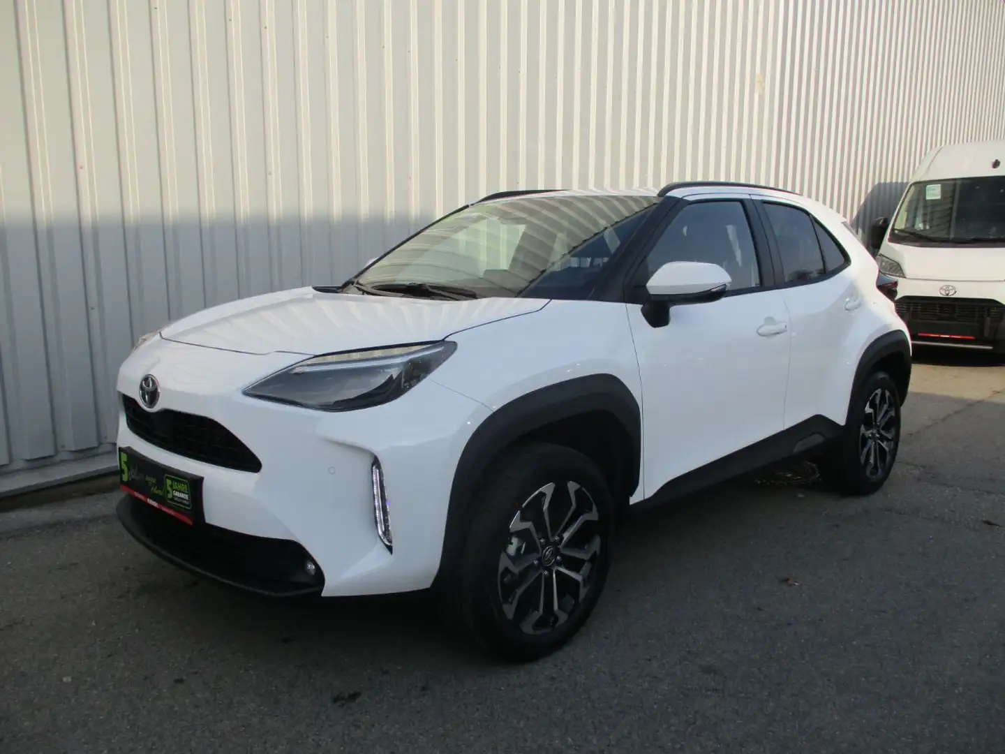 Toyota Yaris Cross 1.5 VVT-i Hybrid Active Drive Aut. Weiß - 2