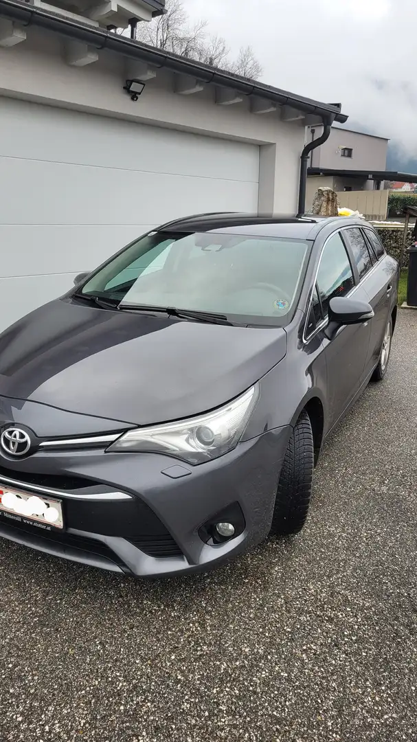Toyota Avensis 1,6 Touring Sport Grau - 1