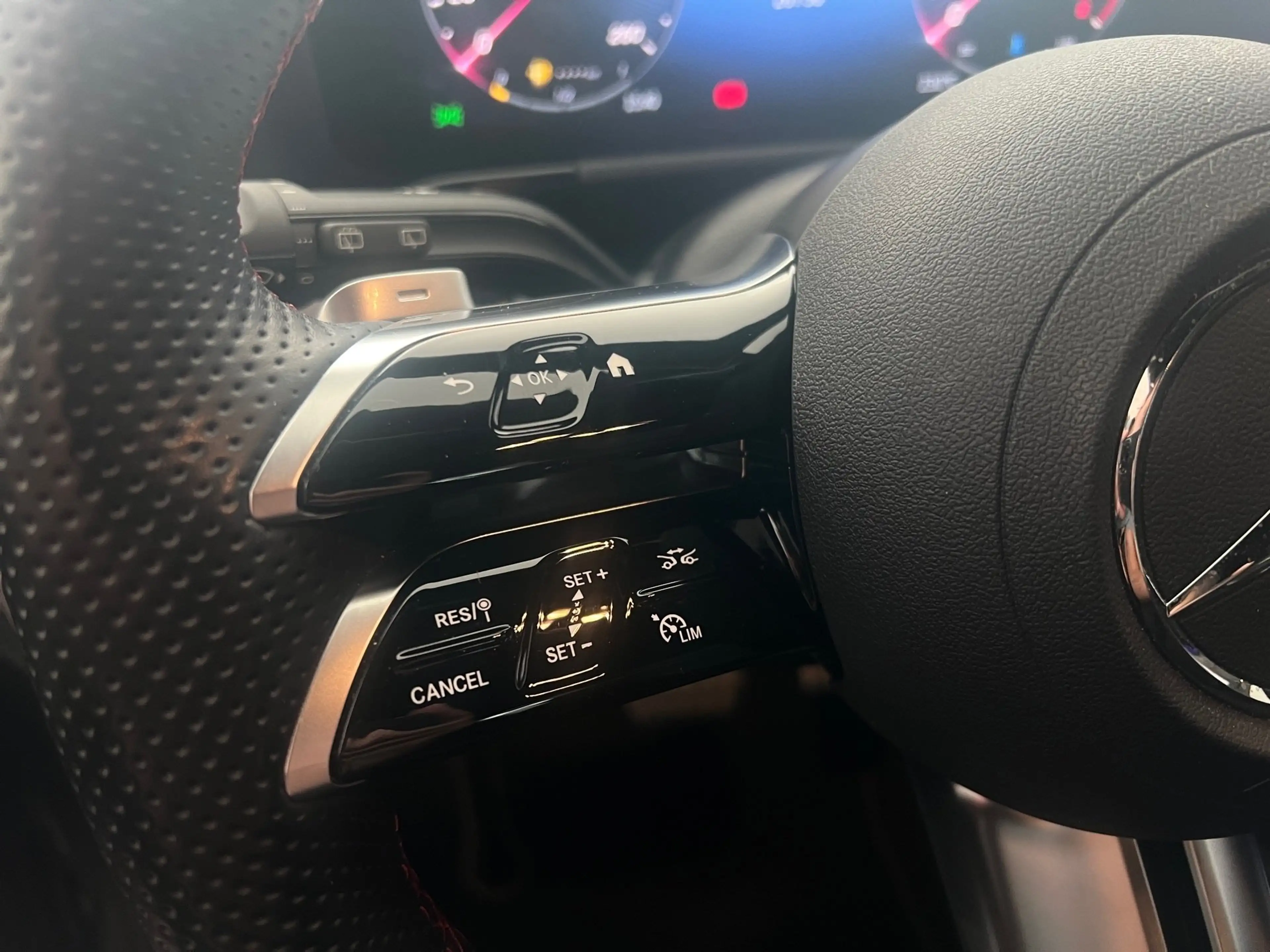 Mercedes-Benz GLA 200 d 4MATIC AMG-Line AHk Multibeam Winterpak — photo 15