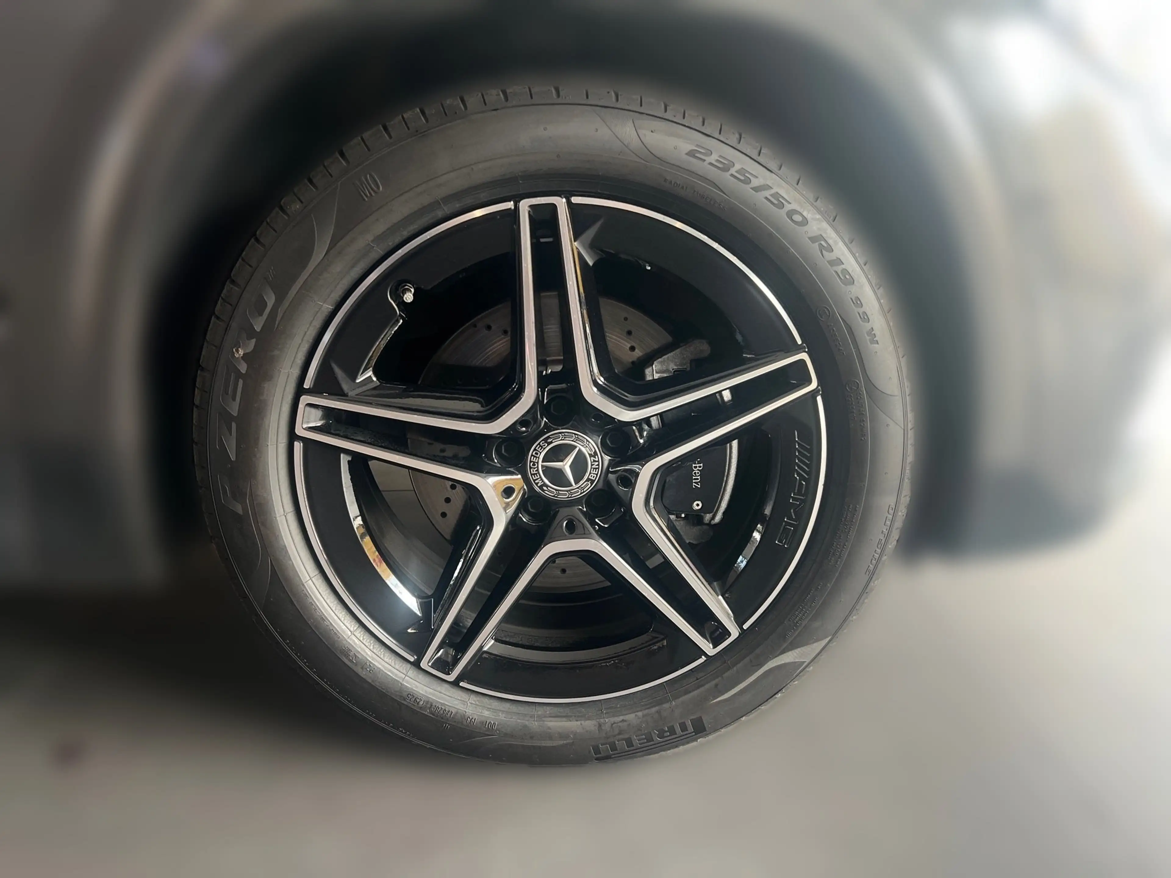 Mercedes-Benz GLA 200 d 4MATIC AMG-Line AHk Multibeam Winterpak — photo 9