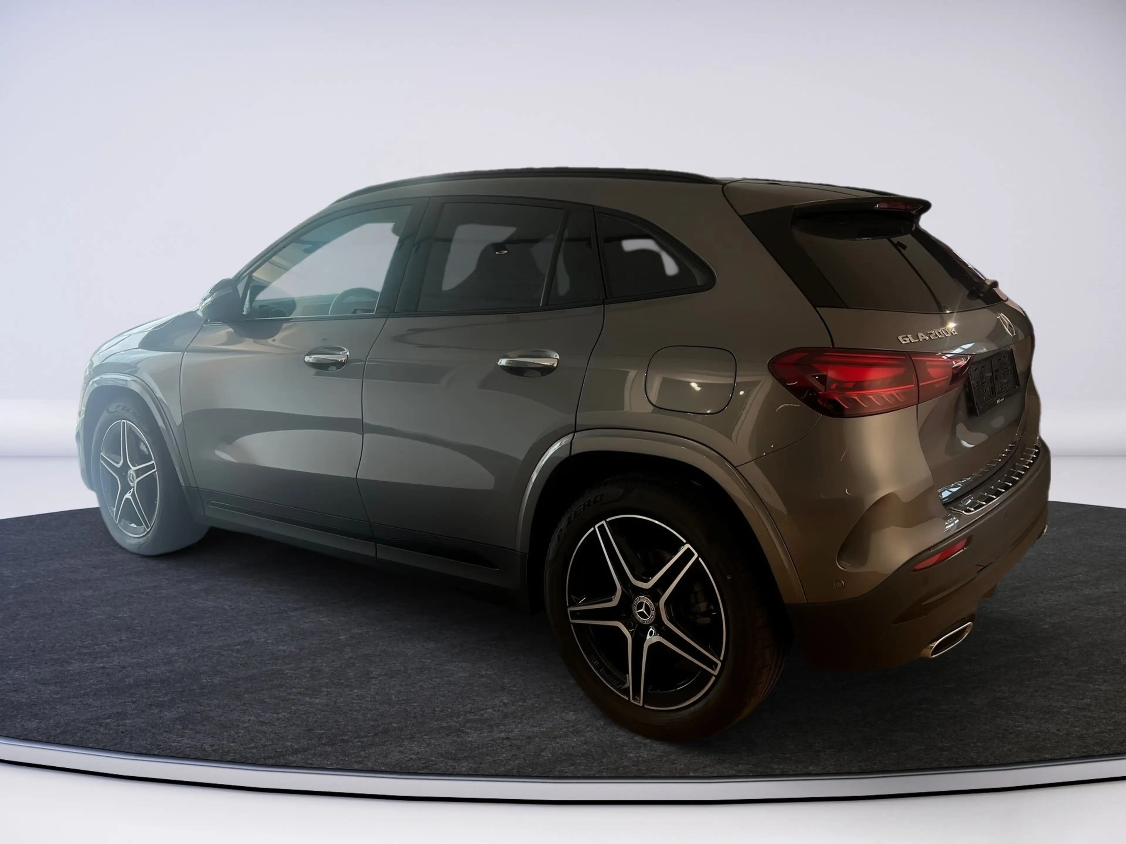Mercedes-Benz GLA 200 d 4MATIC AMG-Line AHk Multibeam Winterpak — photo 5