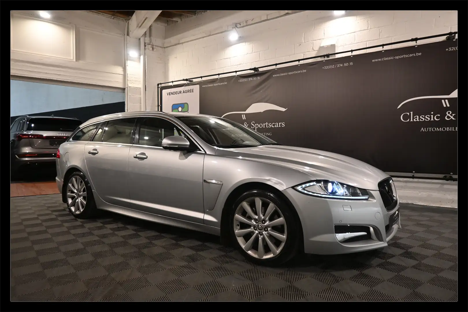 Jaguar XF XF Sportbrake 2.0 D R-SPORT / EURO 6b / CAMERA ! Grijs - 1