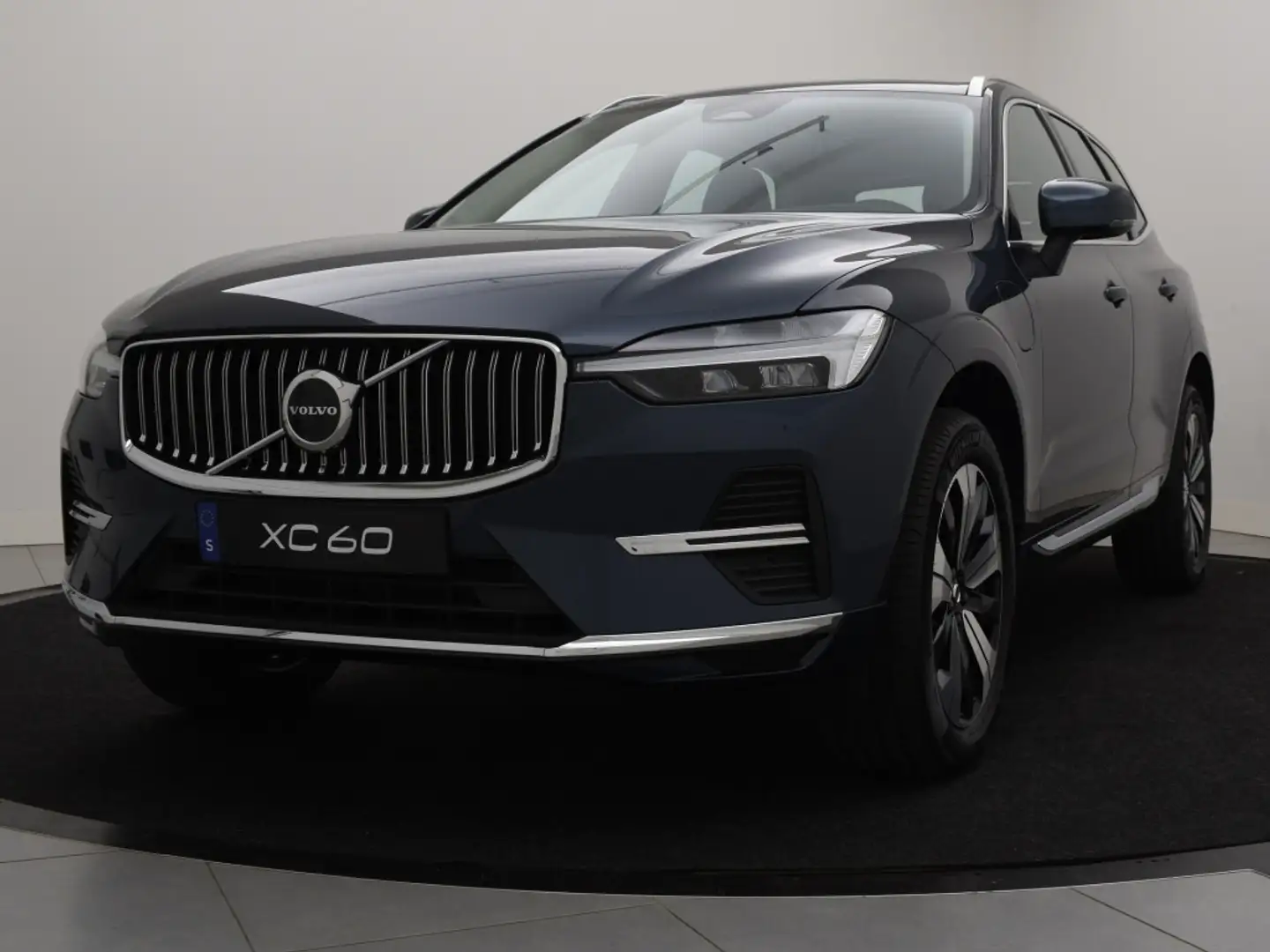 Volvo XC60 T6 PLUG-IN HYBRID ESSENTIAL EDITION *NIEUW OP VOOR Bleu - 2