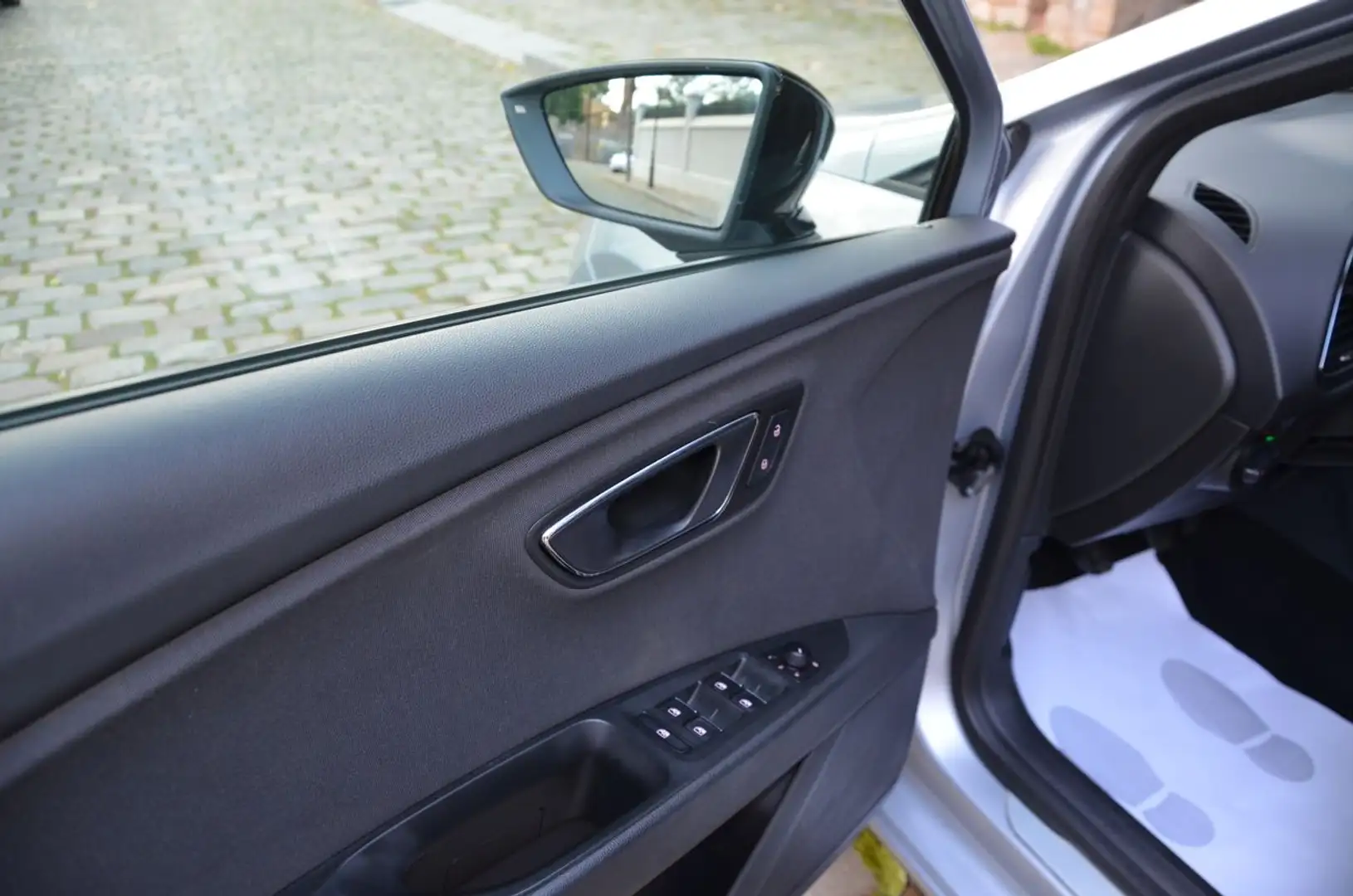 SEAT Leon 1.5 ECOTSI 150CV S&S  FR NAVI .. CÁMARAS VISIÓN Gris - 2
