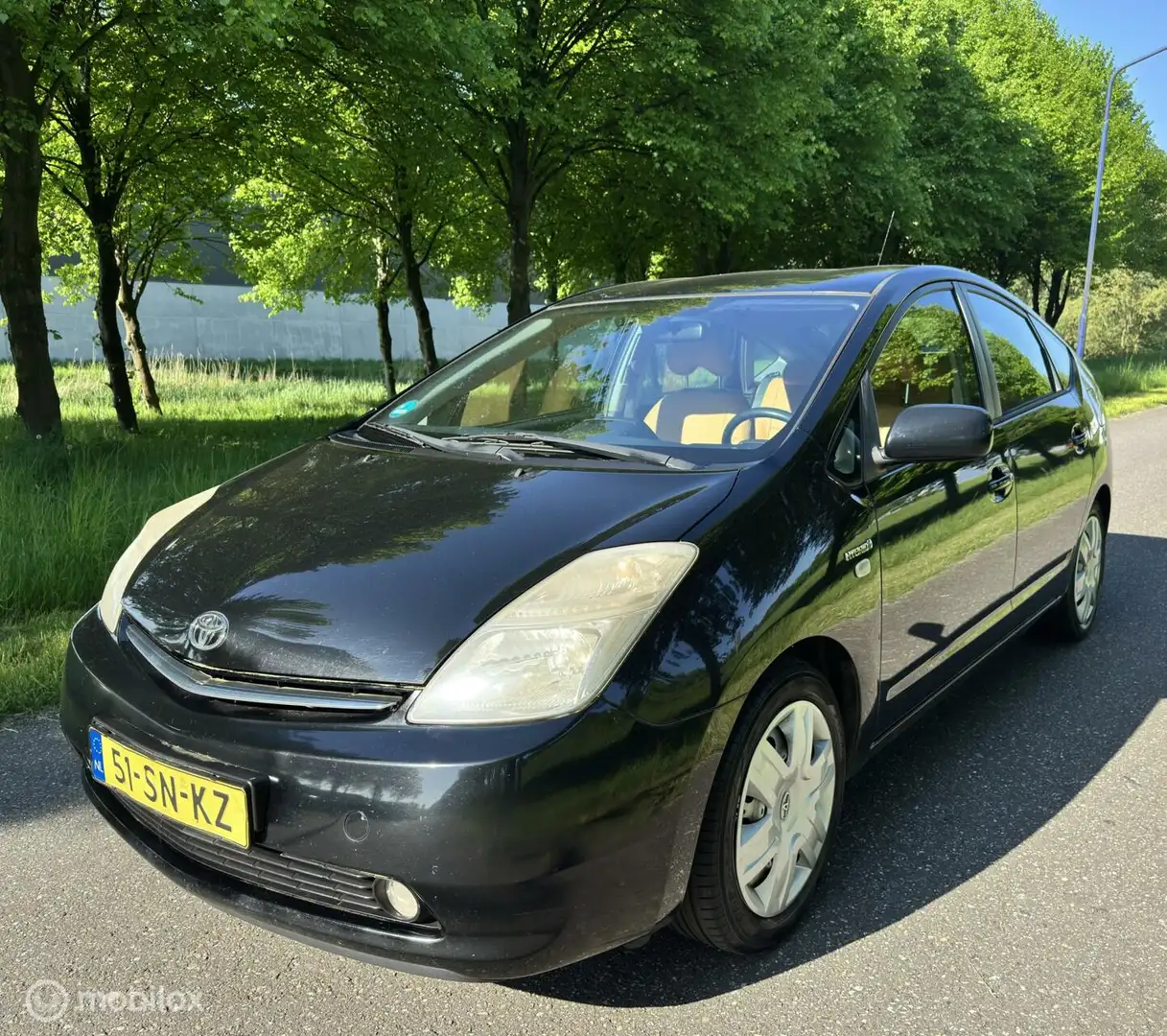 Toyota Prius 1.5 VVT-i Tech Edition *NEW APK*AUTOMAAT*HYBRID Чорний - 1