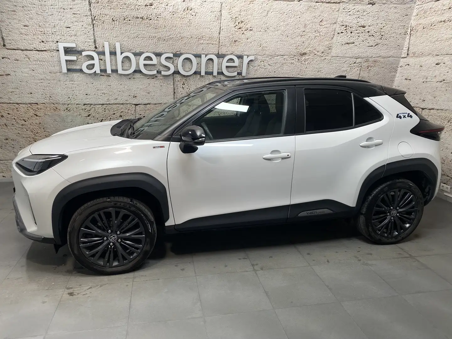 Toyota Yaris Cross 1,5 VVT-i Hybrid AWD-i Adventure Schwarz - 2