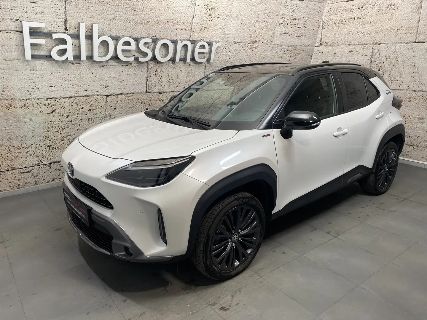 Toyota Yaris Cross 1,5 VVT-i Hybrid AWD-i Adventure Schwarz - 1