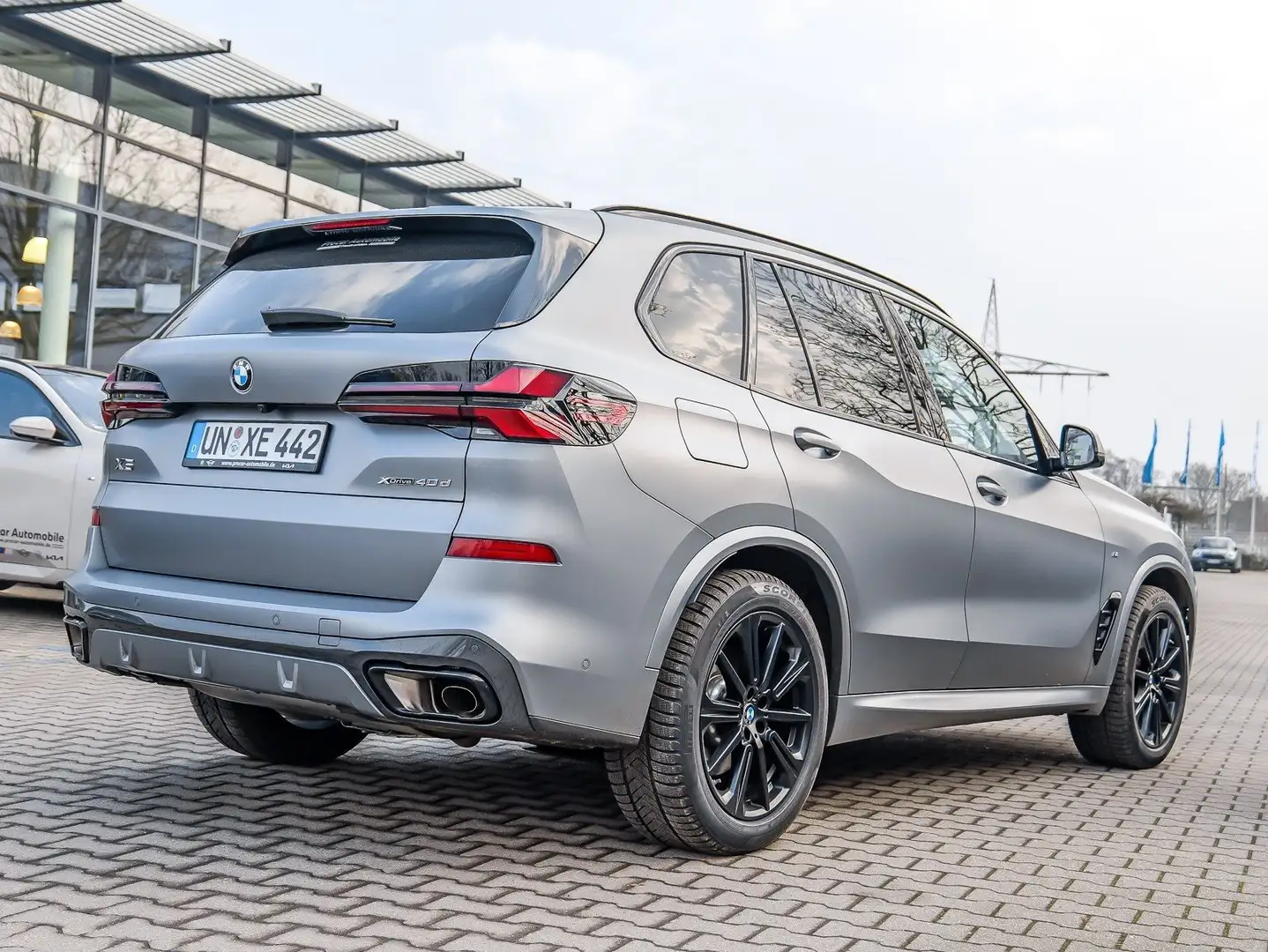 BMW X5 xDrive40d M Sport  Frozen Grey HuD+Pano Sky+AHK+DR Grijs - 2