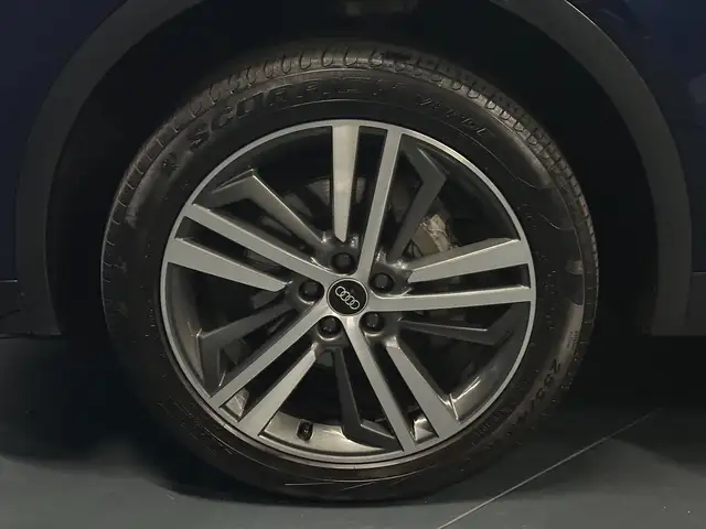 Audi Q5 view 9