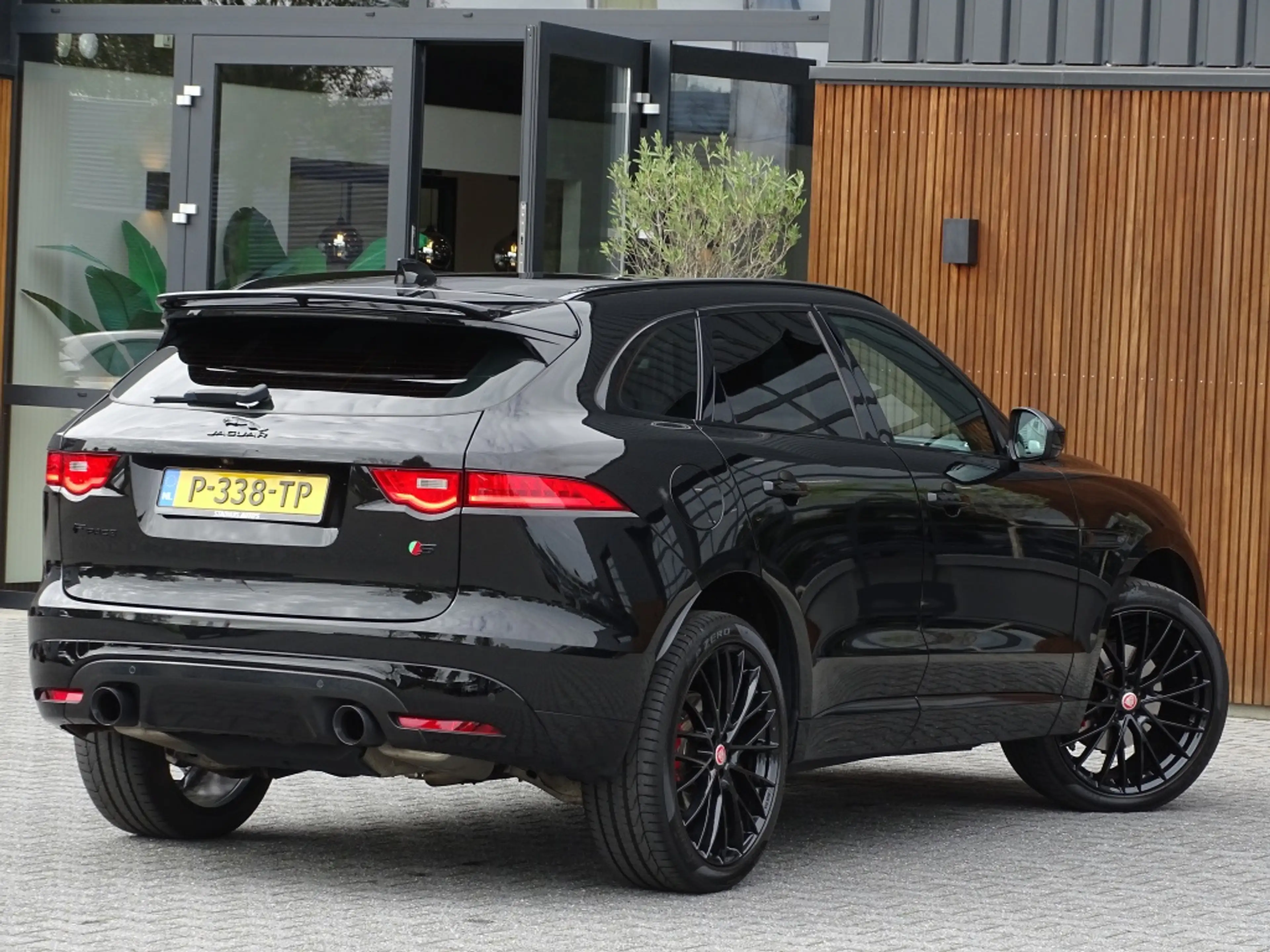Jaguar F-Pace 3.0 S/C S 381PK / ACC / LED — photo 9