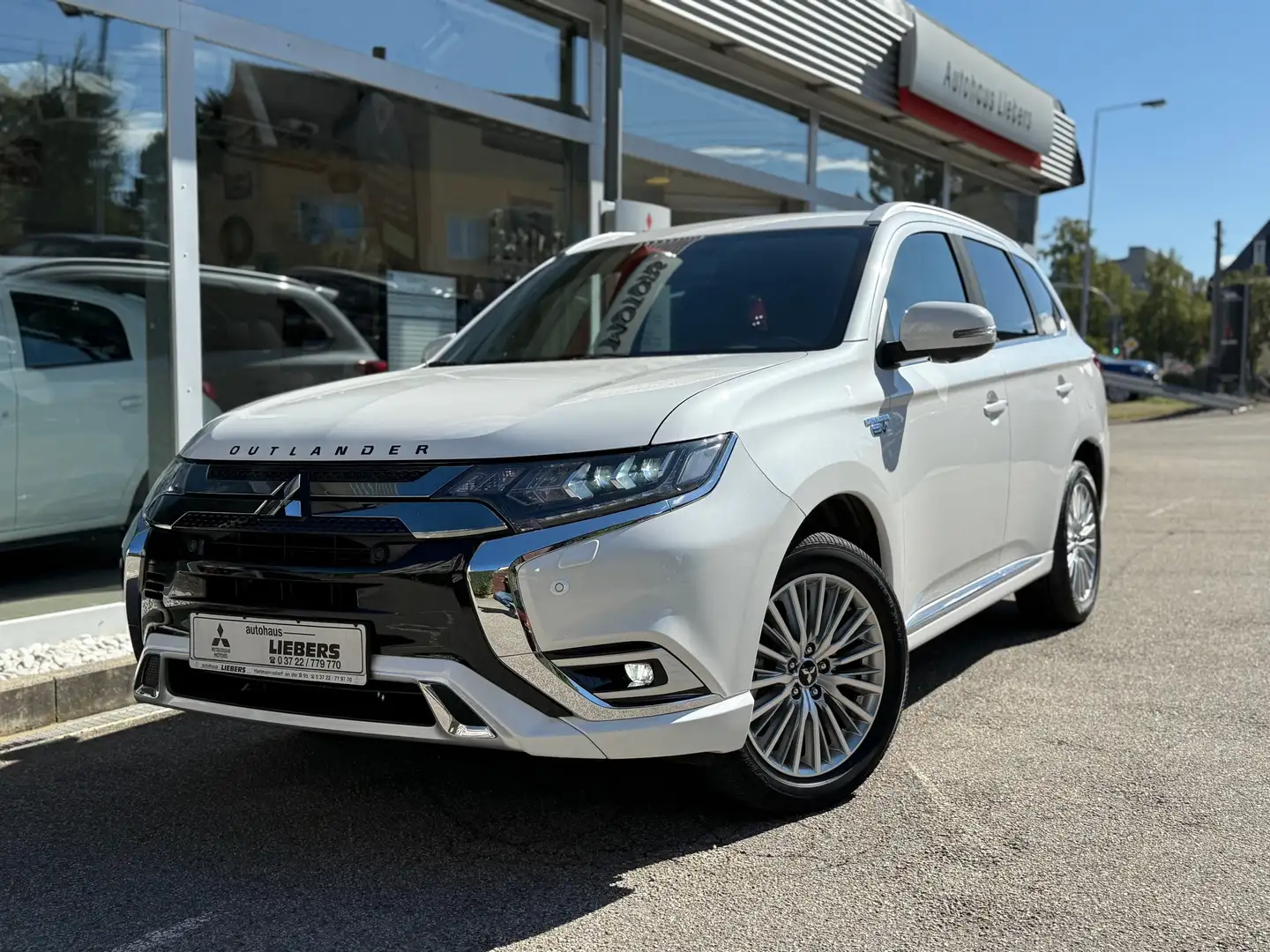 Mitsubishi Outlander PHEV 2.4 Intro Edition 4WD #Bi-LED+Leder+AHK+WR# Blanc - 1