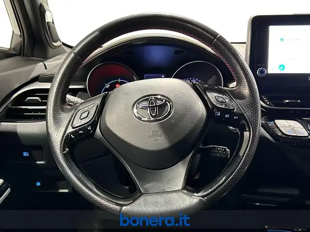 Toyota C-HR view 16