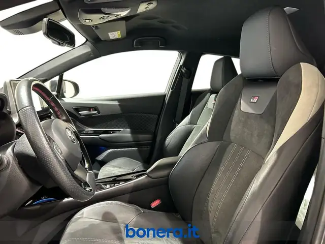 Toyota C-HR view 14