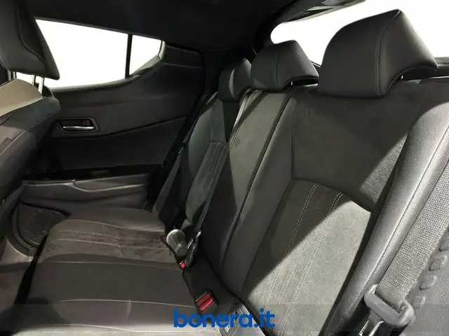 Toyota C-HR view 25