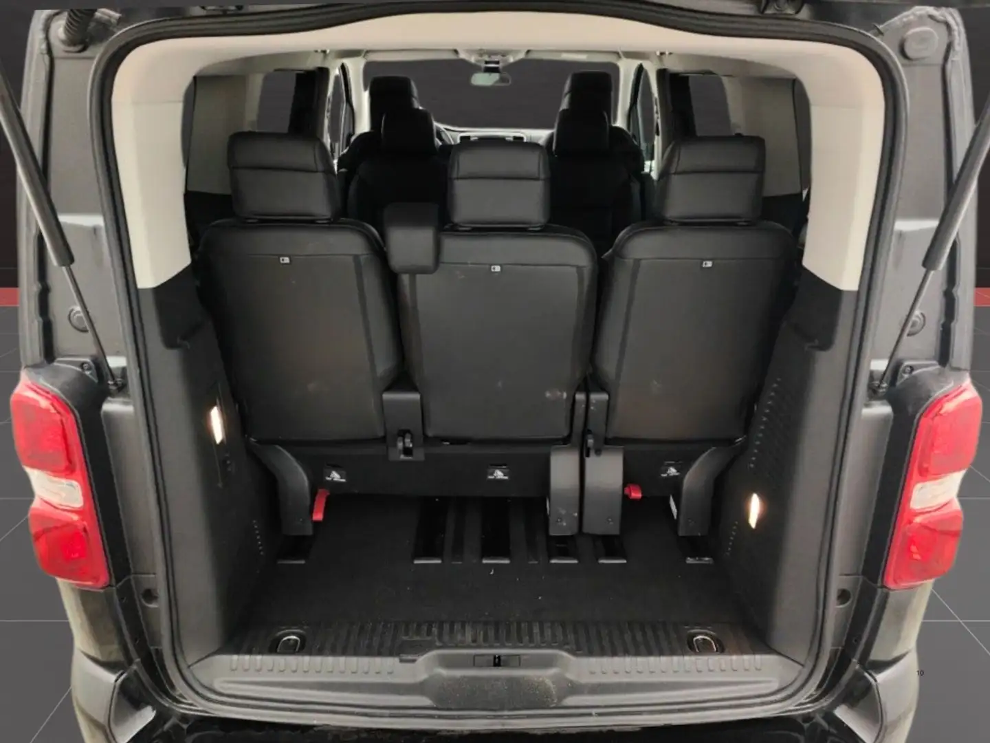 Peugeot Traveller 2.0BlueHDI Business VIP Standard 150 Zwart - 2