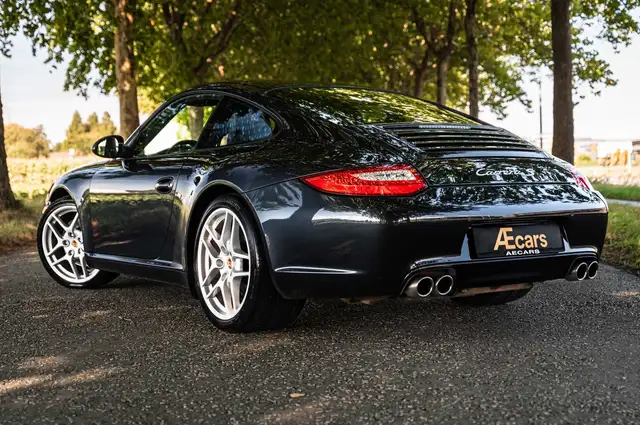 Porsche 911 view 4