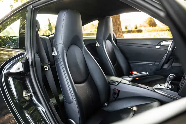 Porsche 911 view 7
