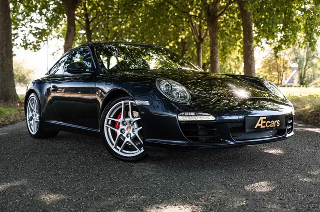 Porsche 911 view 3