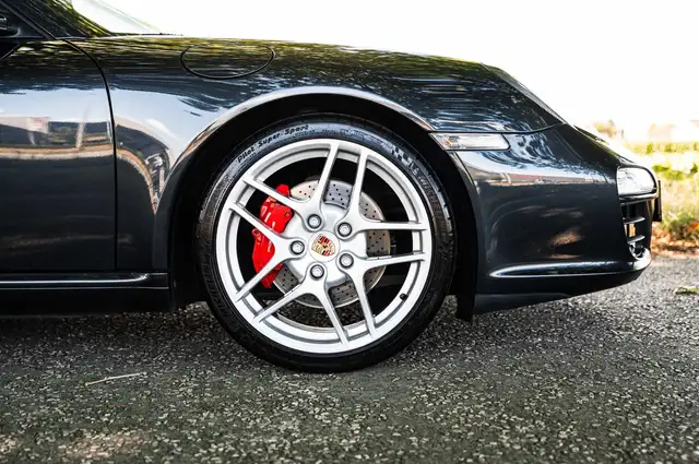 Porsche 911 view 6