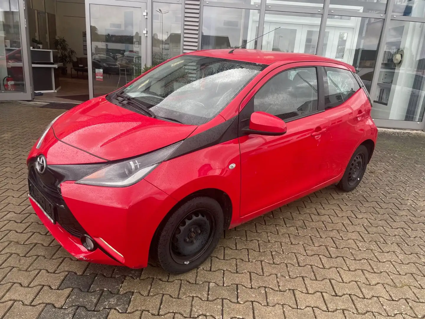 Toyota Aygo x-play Rot - 2