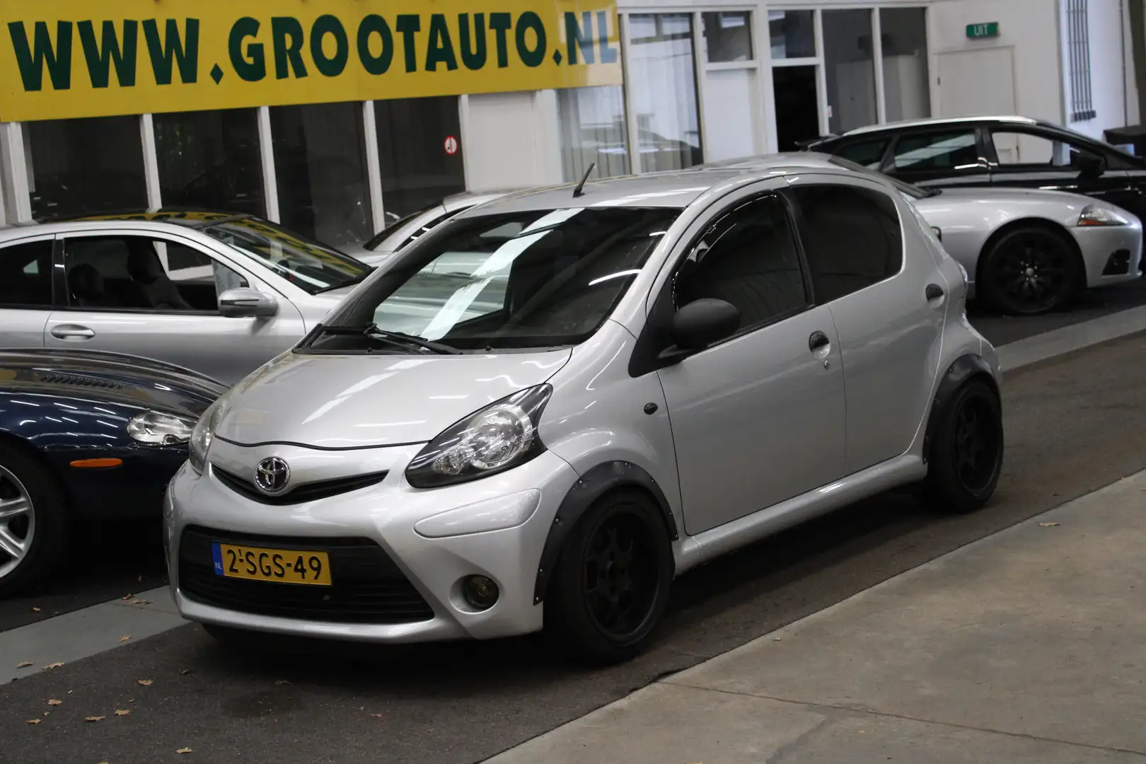 Toyota Aygo 1.0 VVT-i Now 5 Deurs, Airco, Stuurbekrachtiging Gris - 1