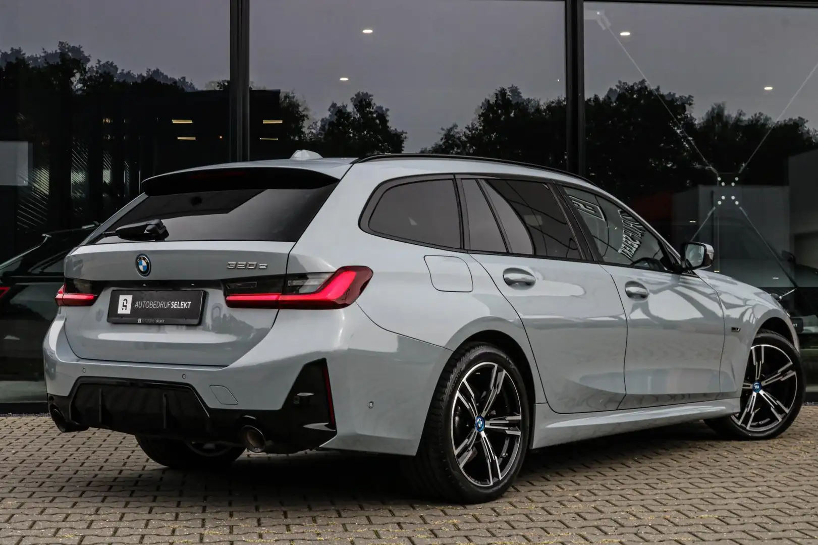 BMW 320 3-serie Touring 320e - M-SPORT - PANO - CAMERA - B Gris - 2