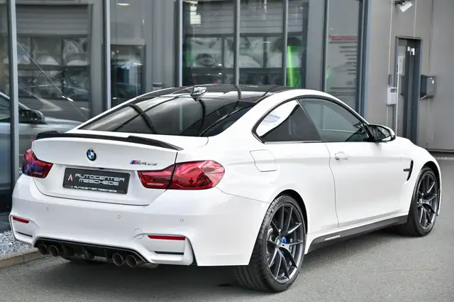 BMW M4 view 4