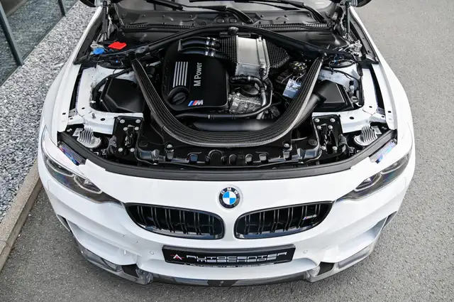 BMW M4 view 9