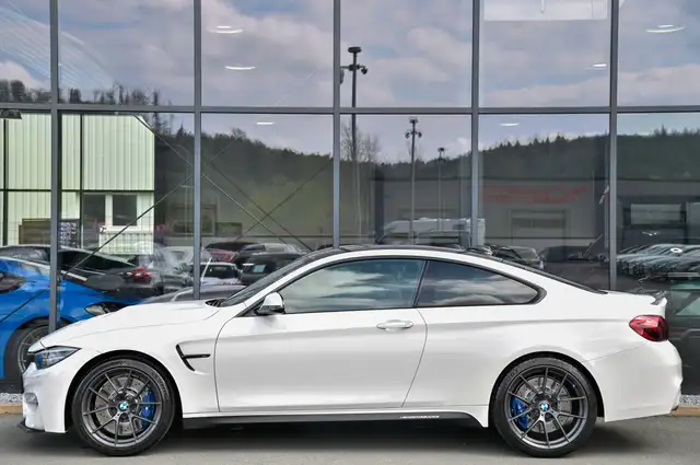 BMW M4 view 6