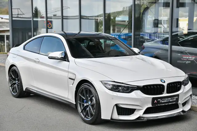 BMW M4 view 3