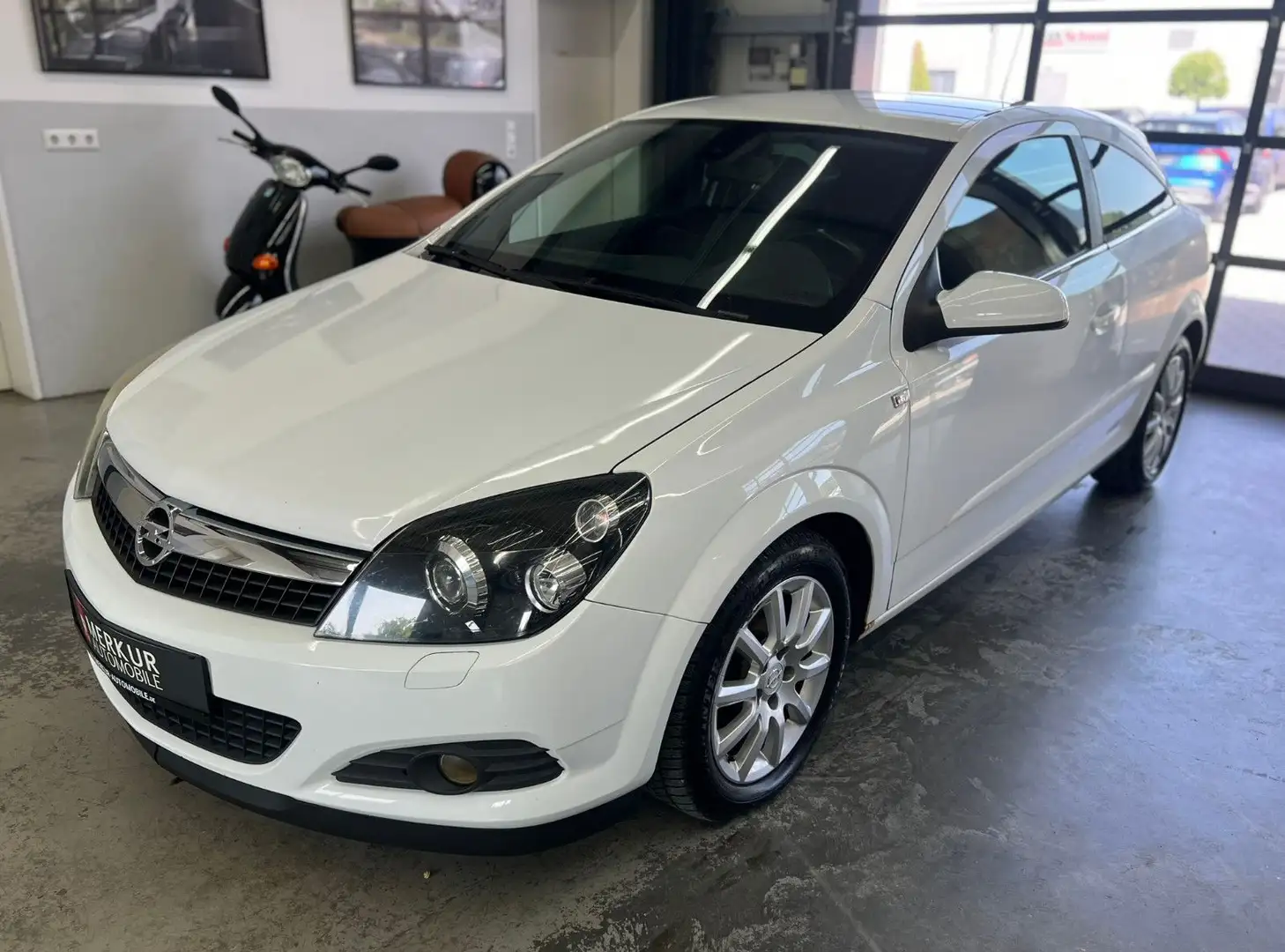 Opel Astra GTC 1.8 Innov. "110 Jahre"+BiXenon+SHZ Weiß - 1