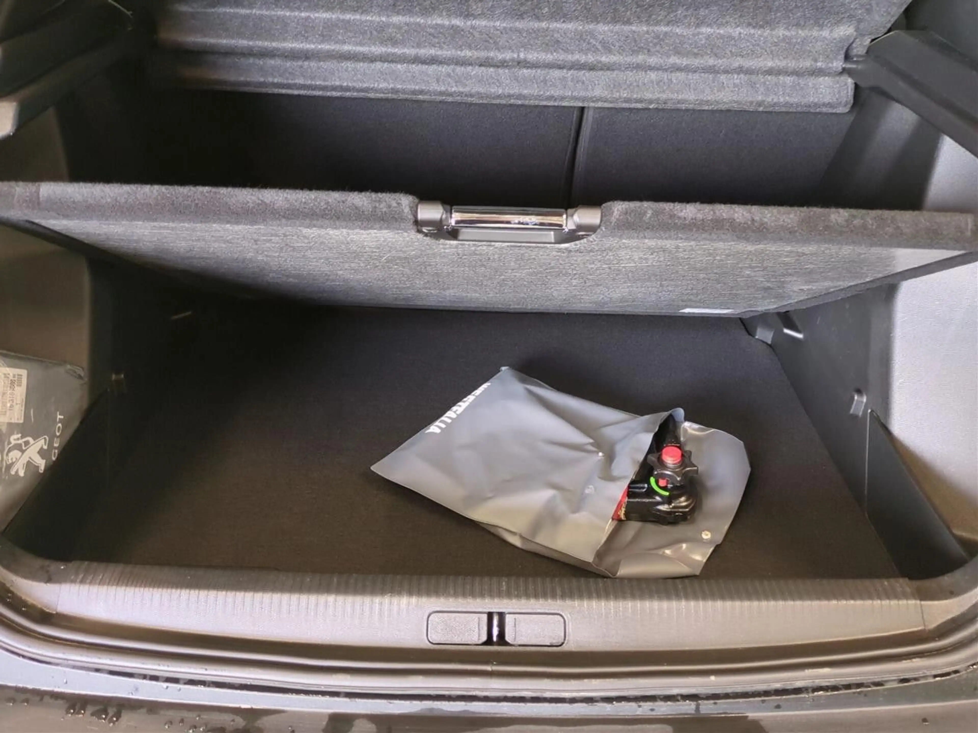 Peugeot 2008 Hybrid 145 Allure *AHK*PDC*DACHRELING* — photo 8