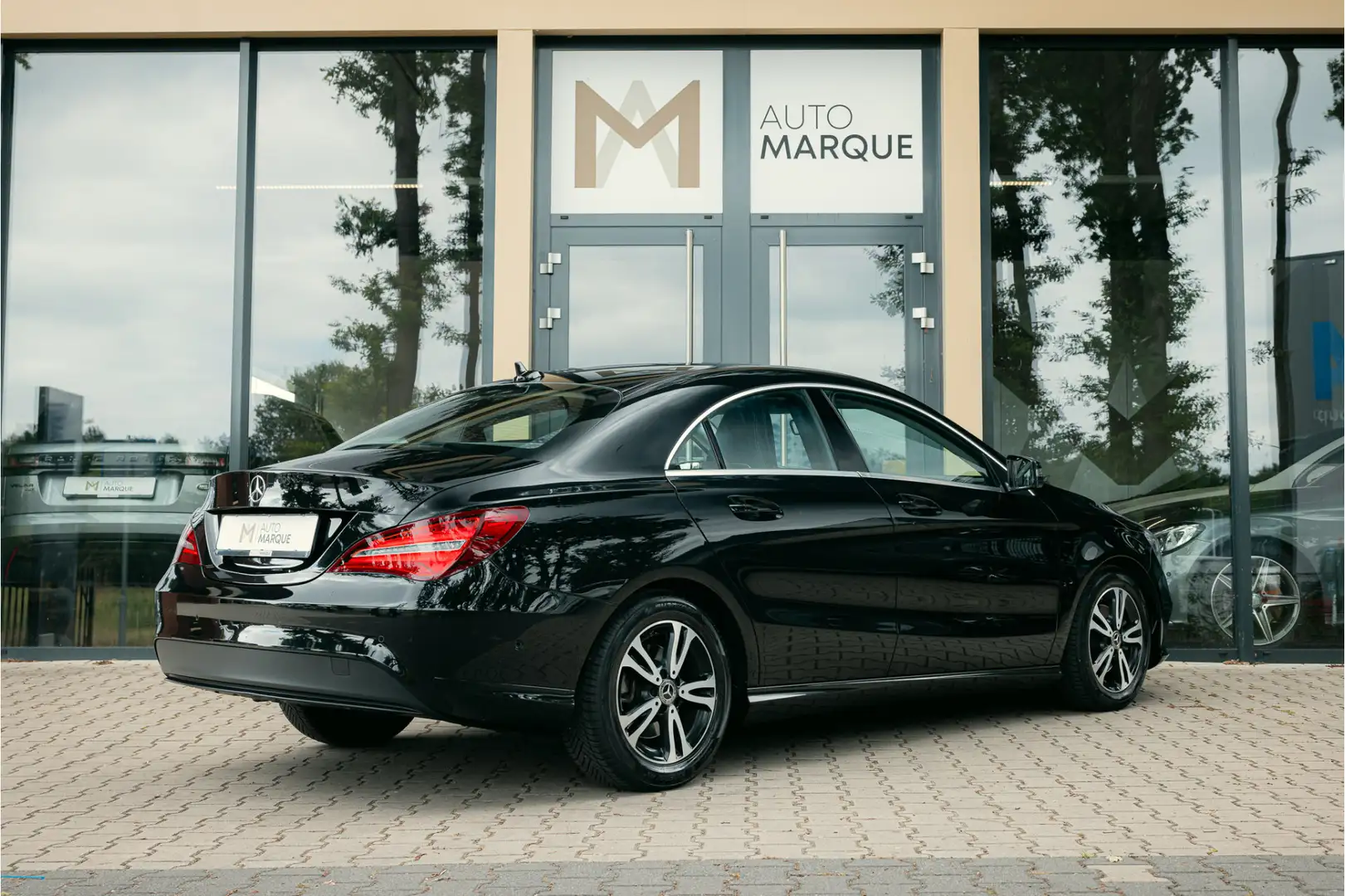 Mercedes-Benz CLA 180 Aut. 123PK Ambition | Navigatie | Sportstoelen | A Zwart - 2