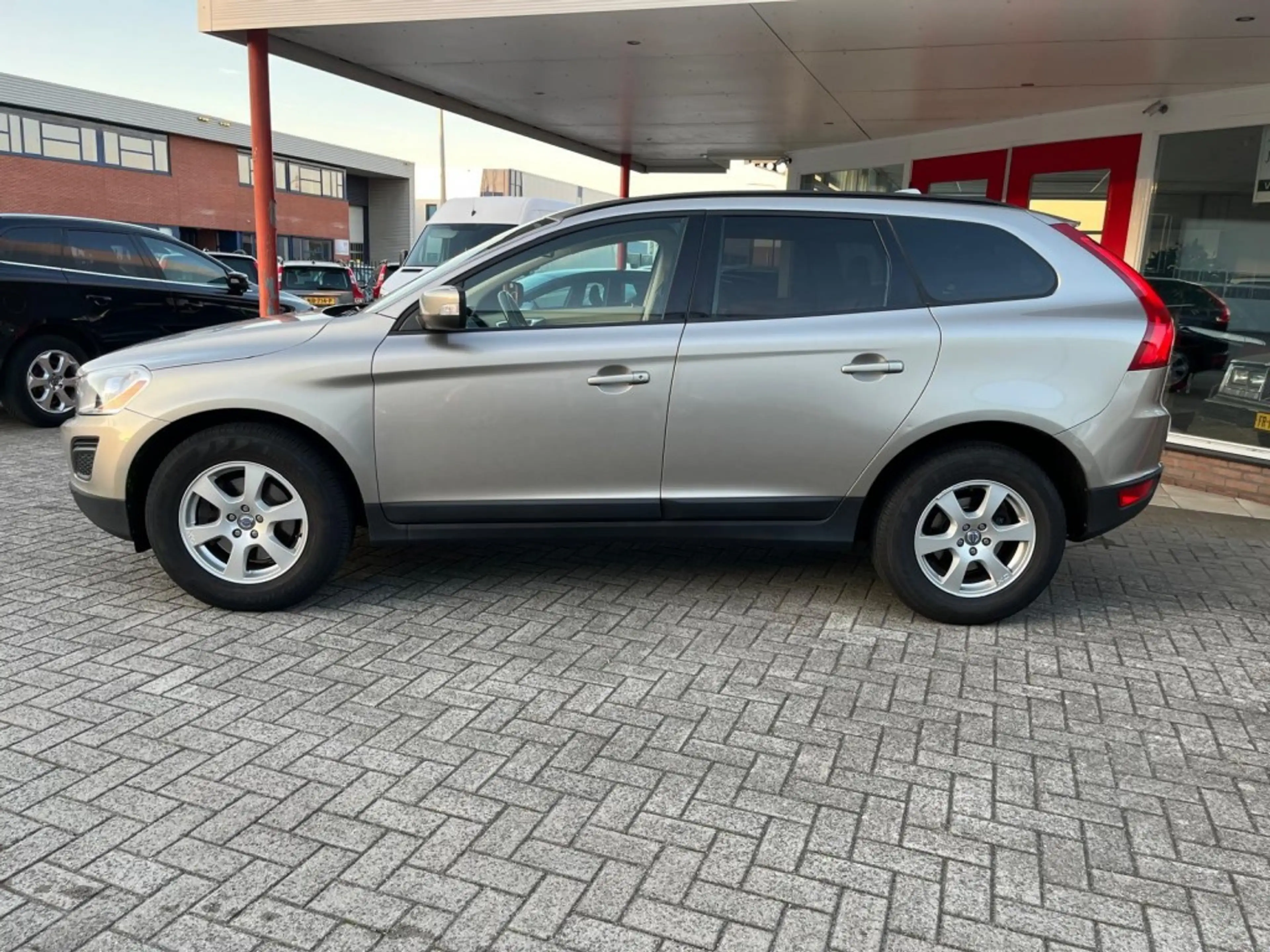 Volvo XC60 2.0T T5 Aut. 240PK Momentum Trekhaak/Bluethooth/St — photo 2