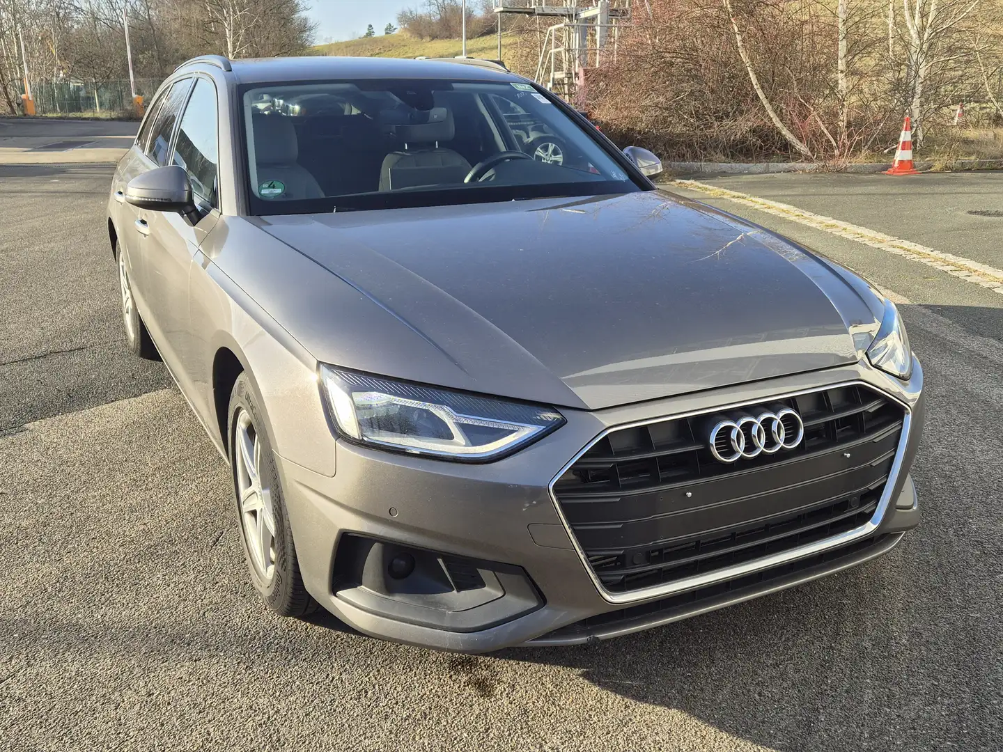 Audi A4 35 TFSI Navi Automatik S-heizung Kamera Ahk Grau - 1