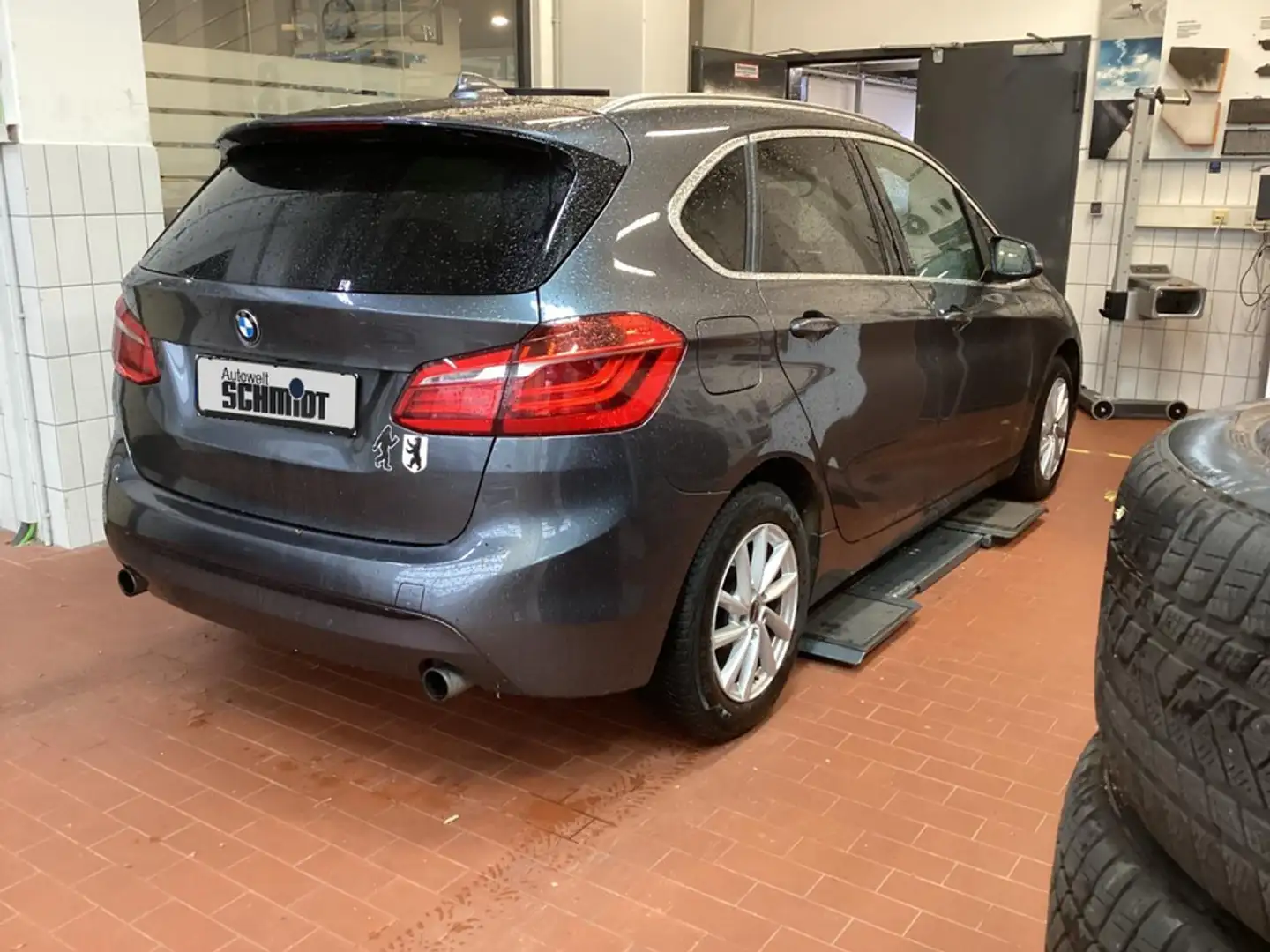 BMW 220 i Active Tourer Sport Line Bluetooth PDC MP3 Schn. Grau - 2