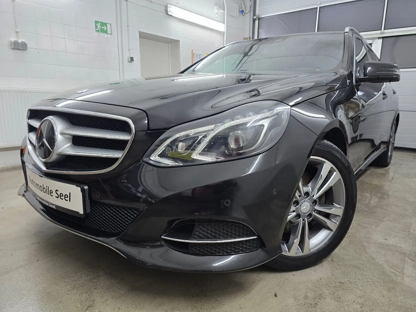 Mercedes-Benz E 250 T-Modell BlueTec 4Matic*Navi*LED*AHK* Noir - 1