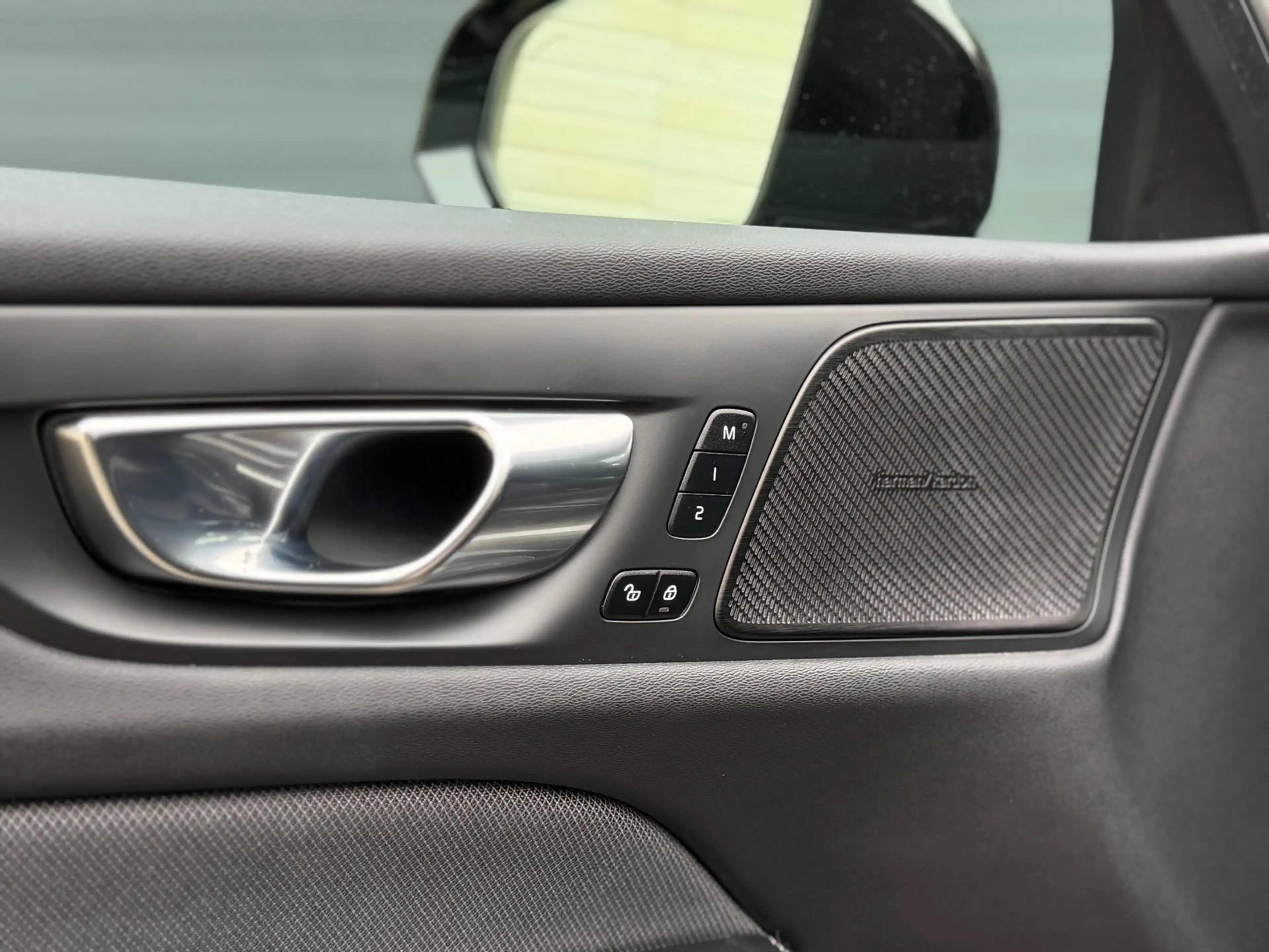 Volvo V60 2.0 T6 Recharge AWD R-Design | Pano | H&K | Camera — photo 22