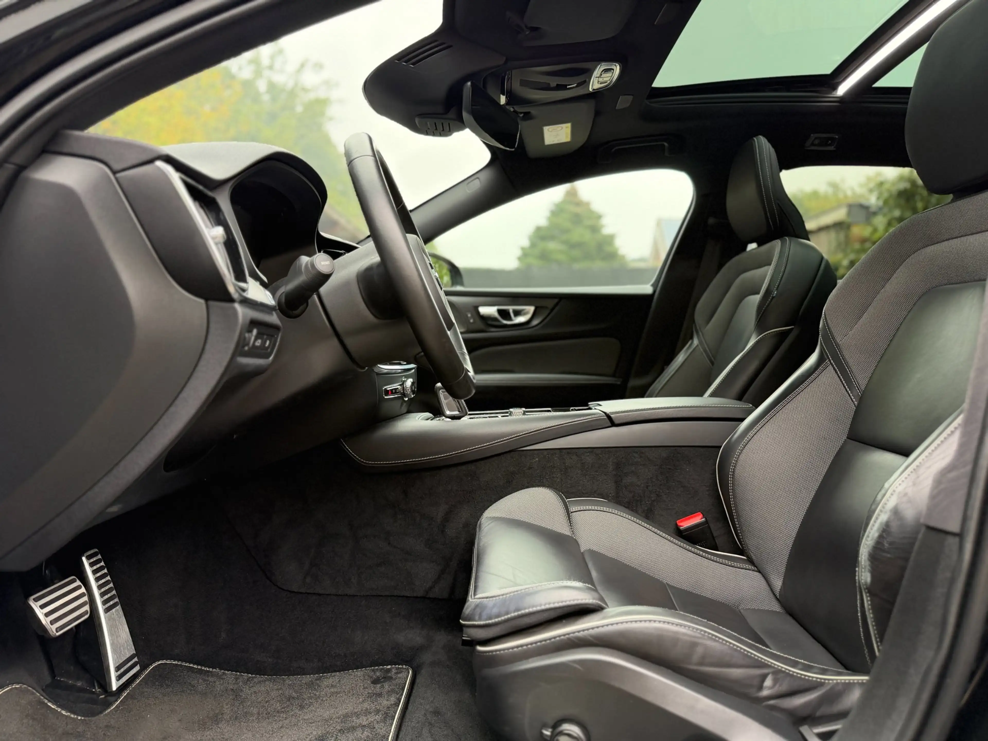 Volvo V60 2.0 T6 Recharge AWD R-Design | Pano | H&K | Camera — photo 29