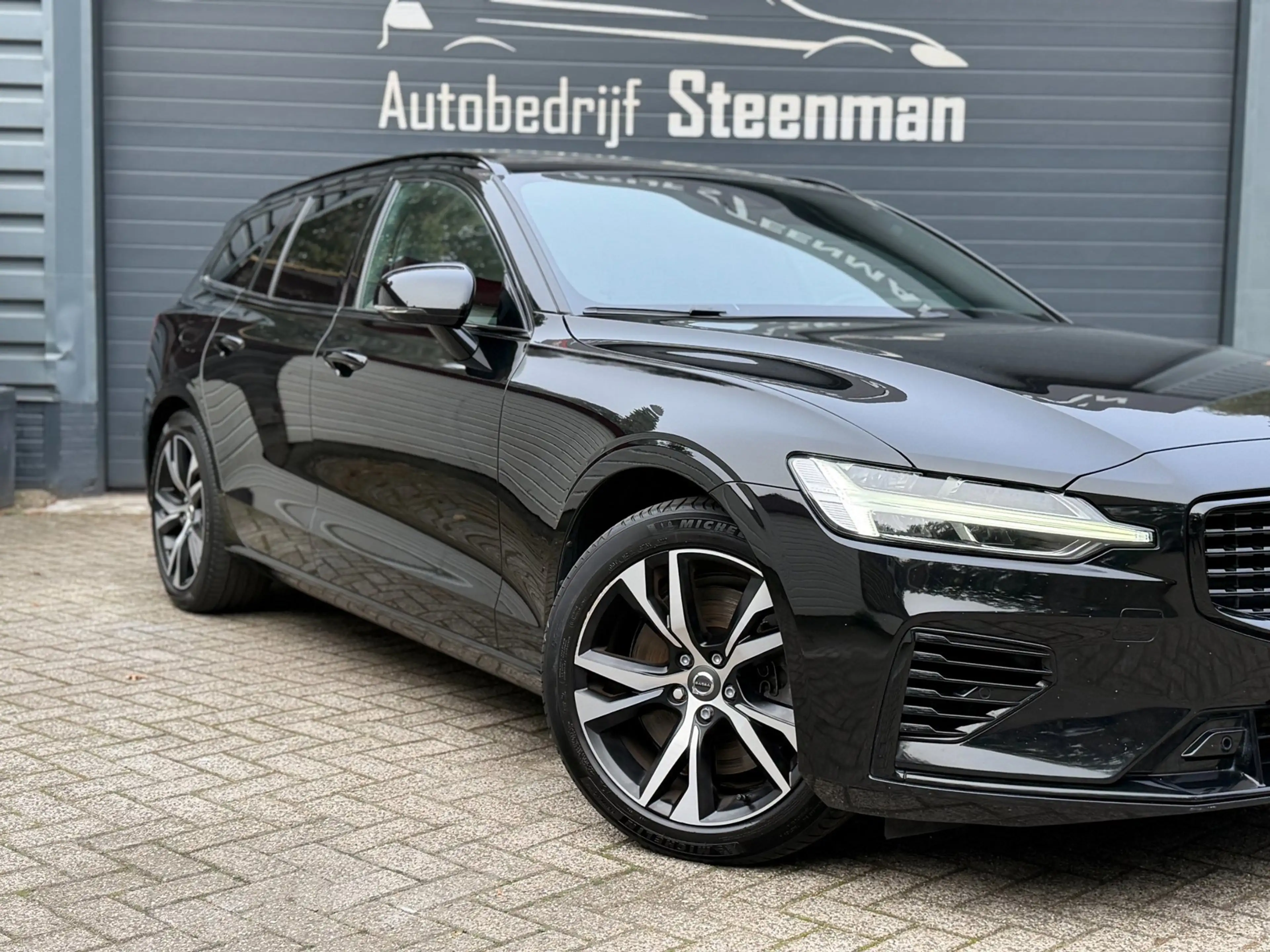 Volvo V60 2.0 T6 Recharge AWD R-Design | Pano | H&K | Camera — photo 11