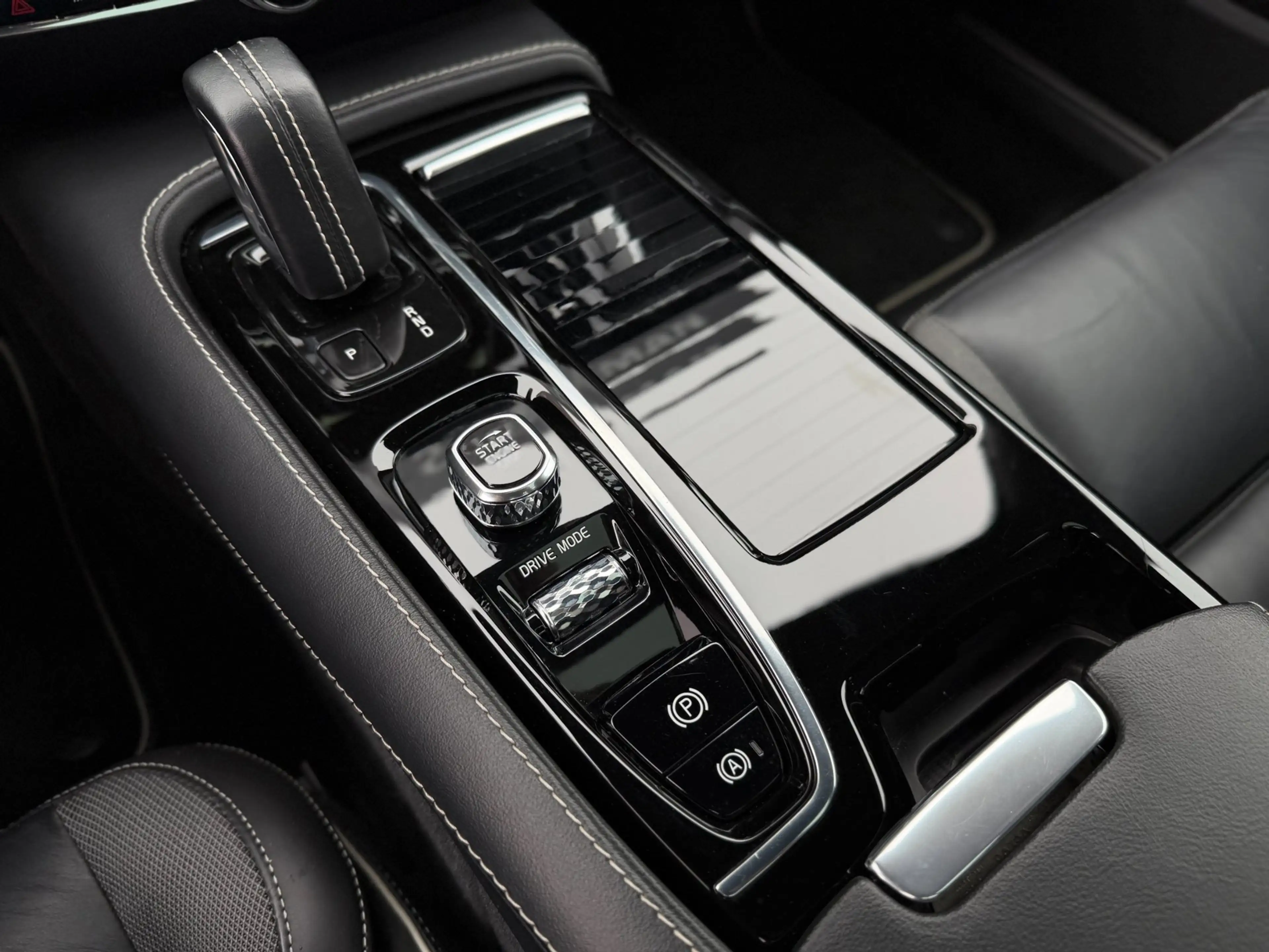Volvo V60 2.0 T6 Recharge AWD R-Design | Pano | H&K | Camera — photo 35
