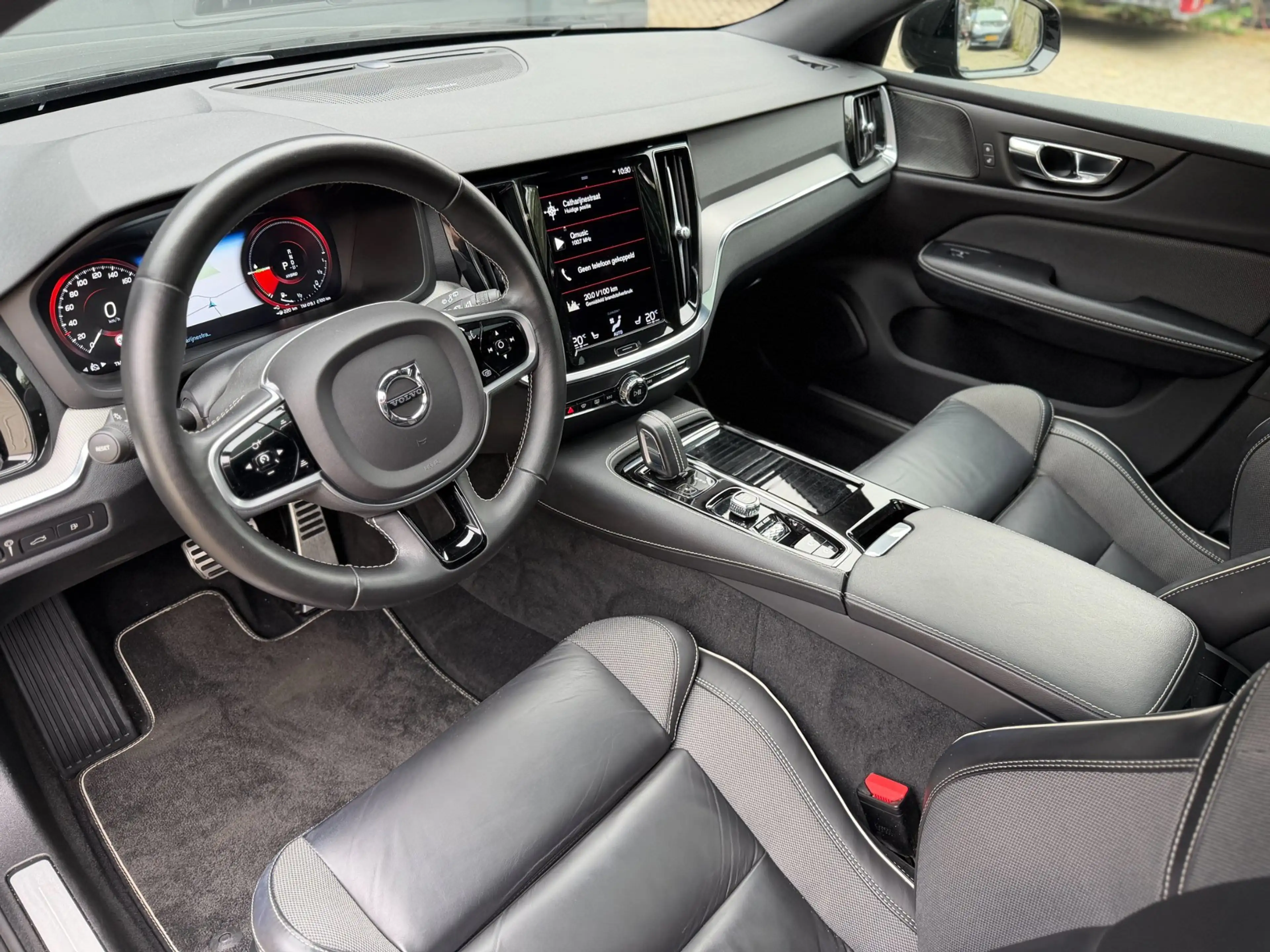 Volvo V60 2.0 T6 Recharge AWD R-Design | Pano | H&K | Camera — photo 24