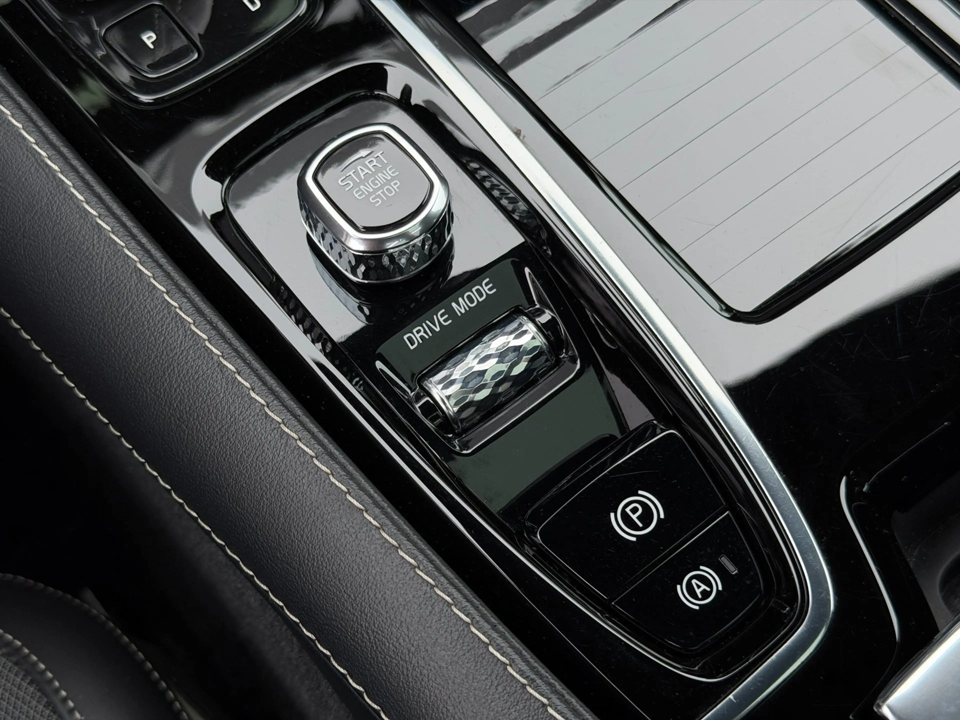 Volvo V60 2.0 T6 Recharge AWD R-Design | Pano | H&K | Camera — photo 36