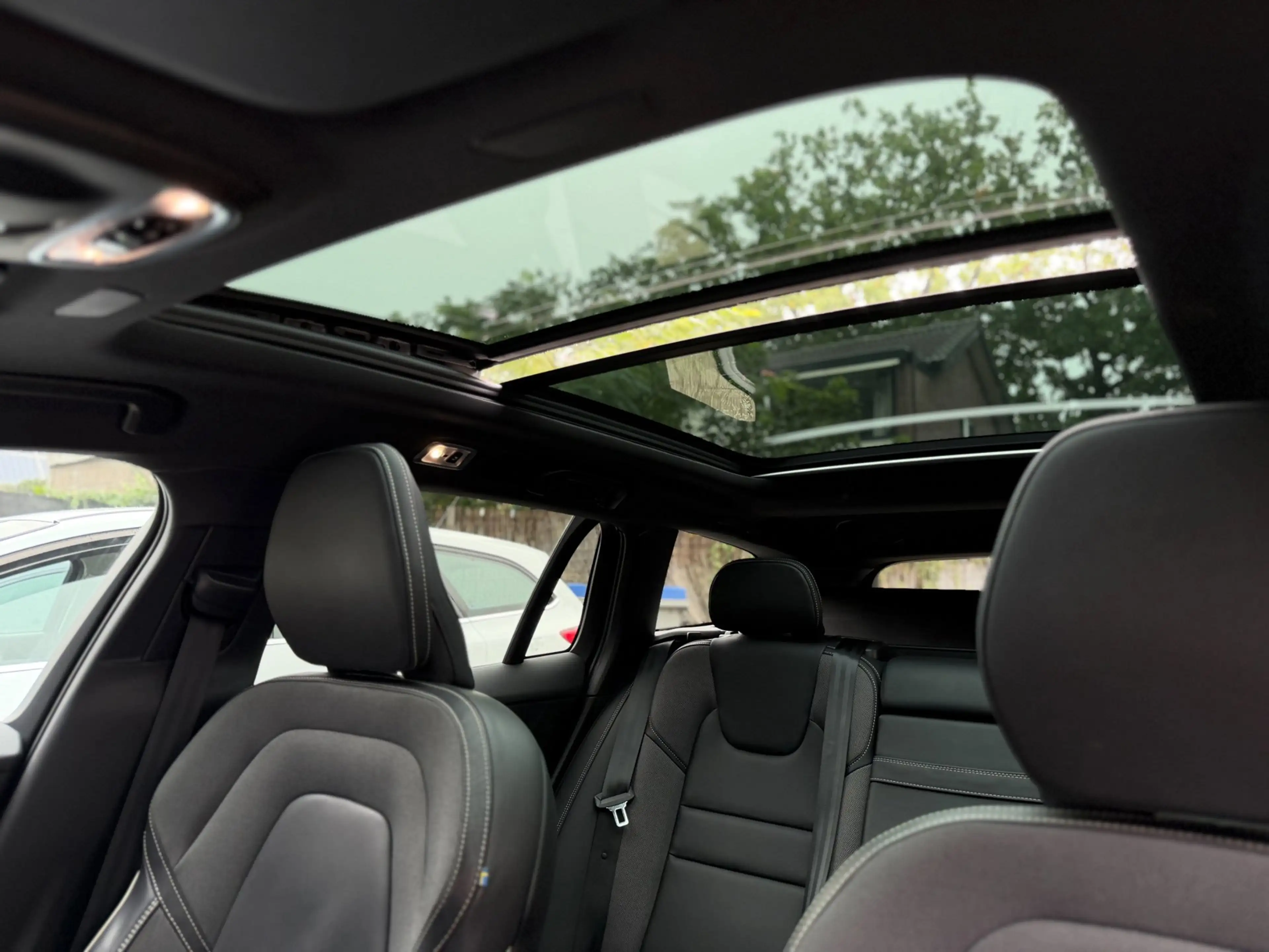 Volvo V60 2.0 T6 Recharge AWD R-Design | Pano | H&K | Camera — photo 48