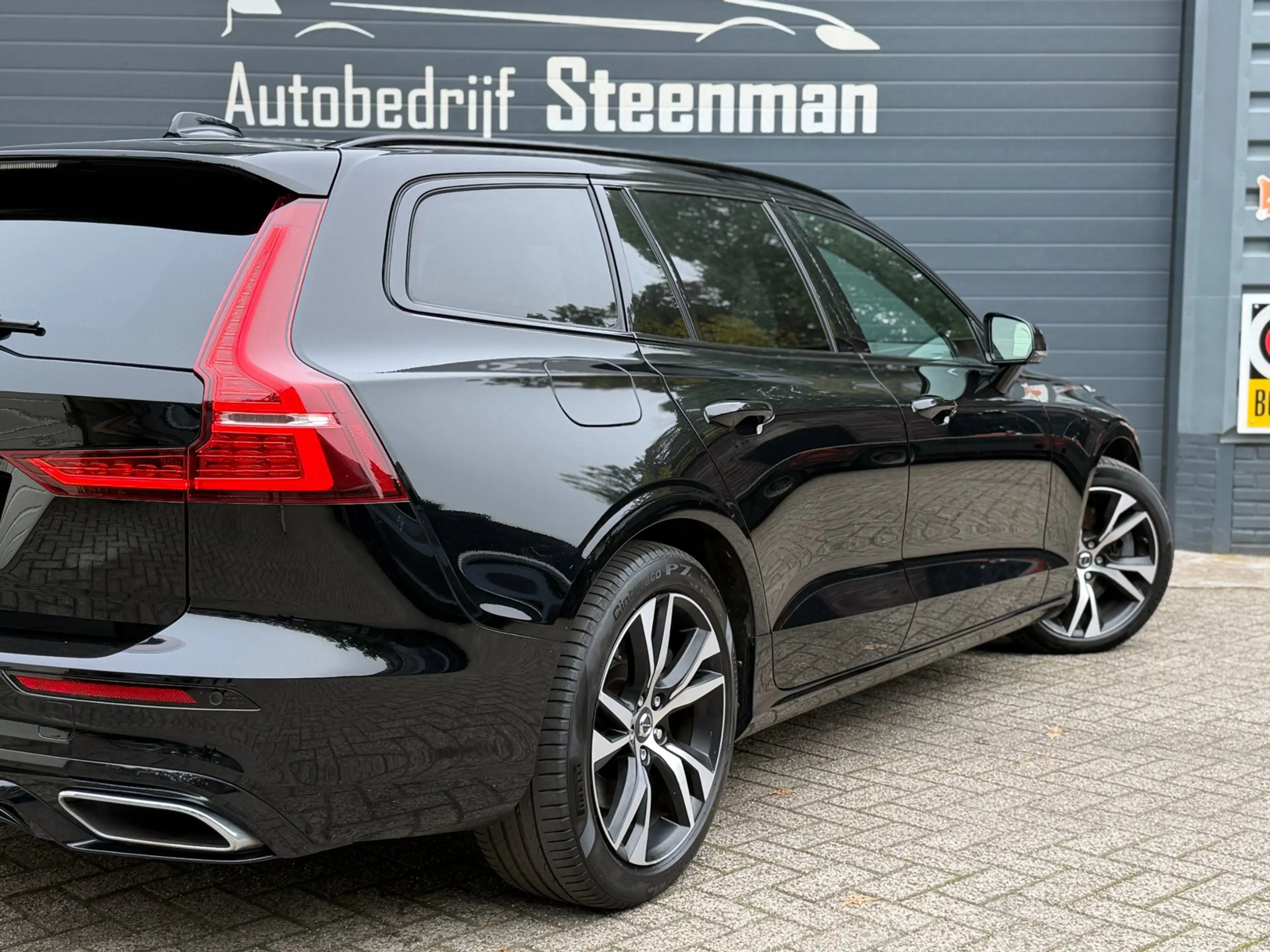 Volvo V60 2.0 T6 Recharge AWD R-Design | Pano | H&K | Camera — photo 5