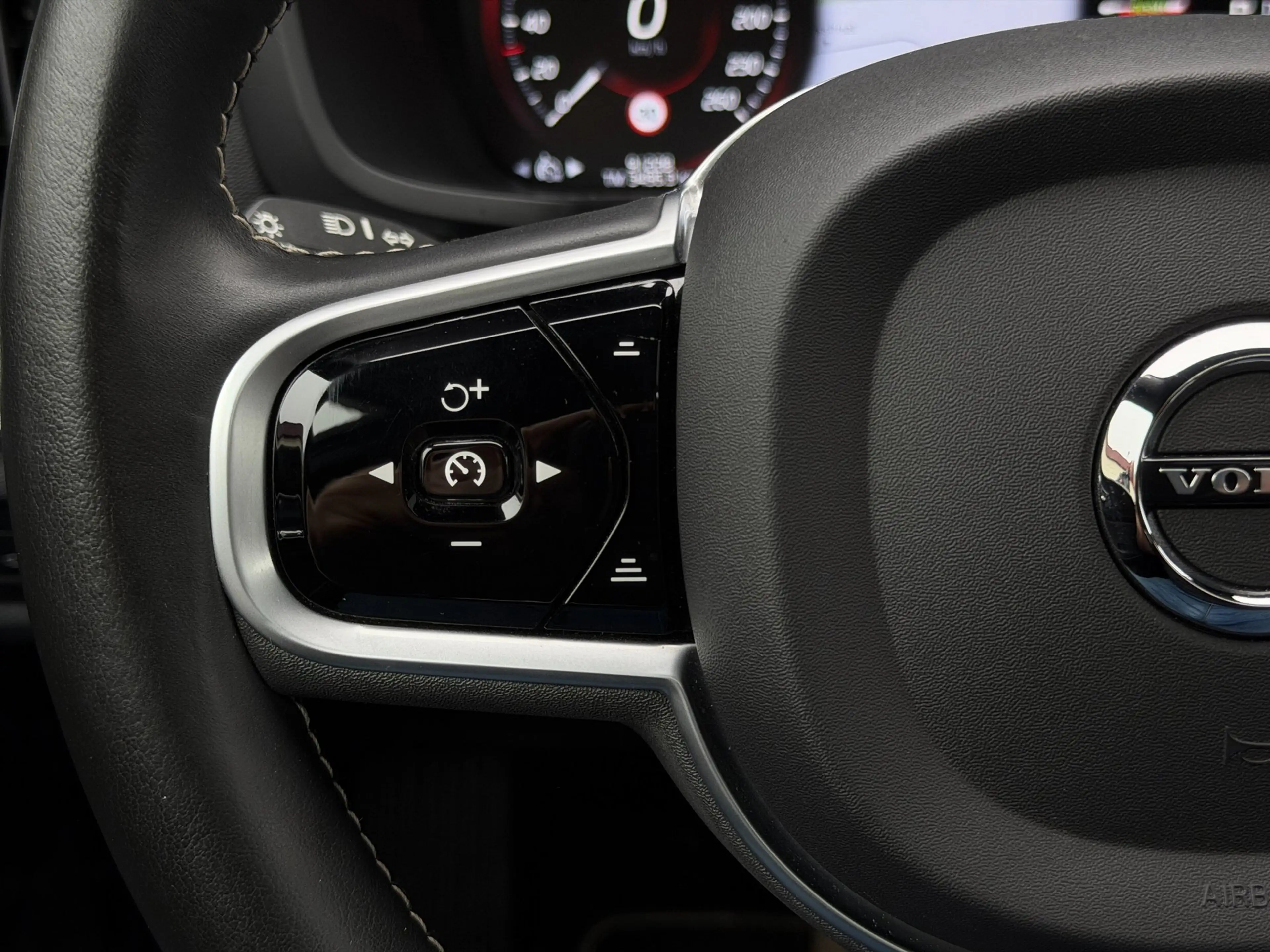 Volvo V60 2.0 T6 Recharge AWD R-Design | Pano | H&K | Camera — photo 33