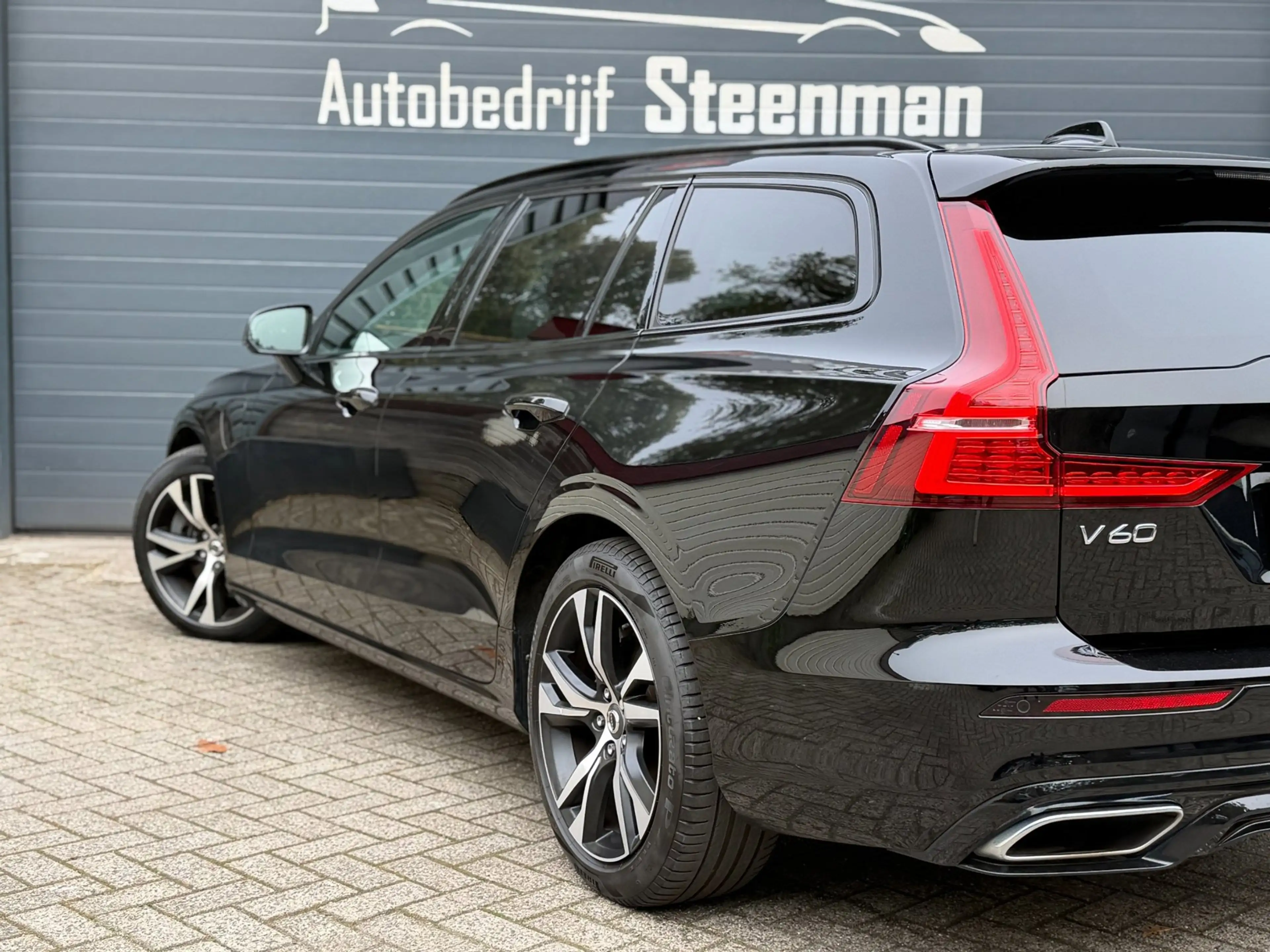 Volvo V60 2.0 T6 Recharge AWD R-Design | Pano | H&K | Camera — photo 12