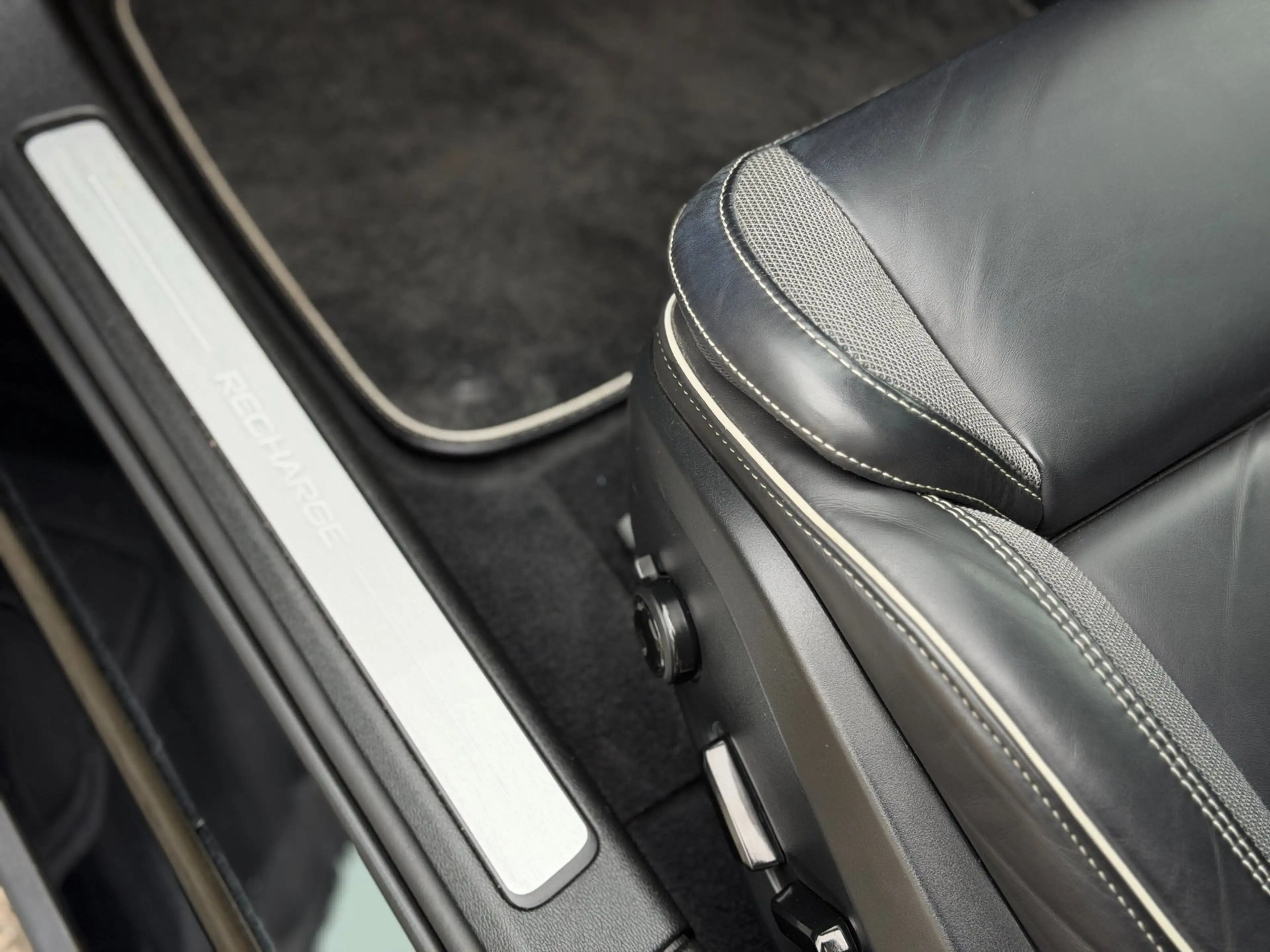 Volvo V60 2.0 T6 Recharge AWD R-Design | Pano | H&K | Camera — photo 26