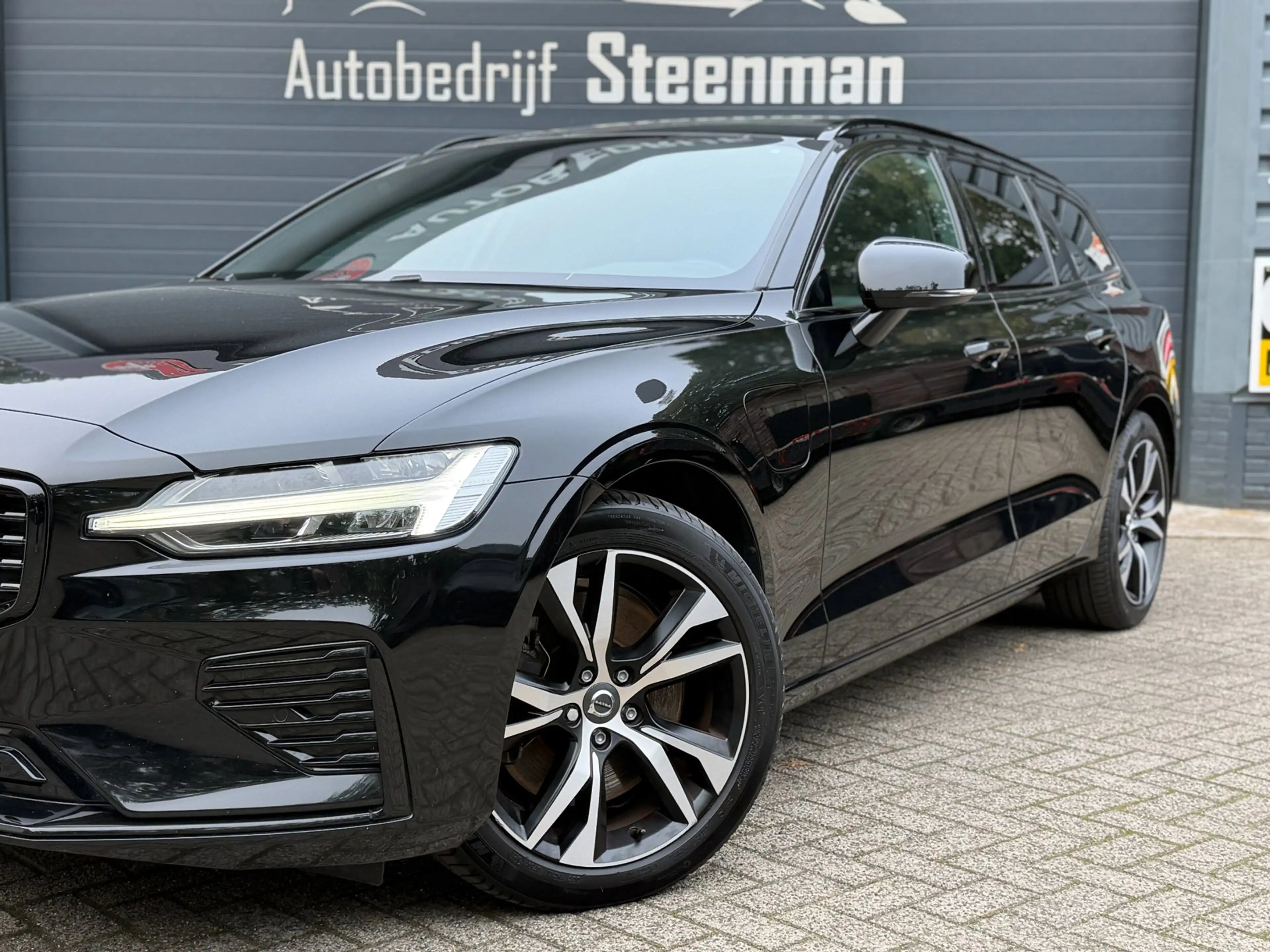Volvo V60 2.0 T6 Recharge AWD R-Design | Pano | H&K | Camera — photo 4