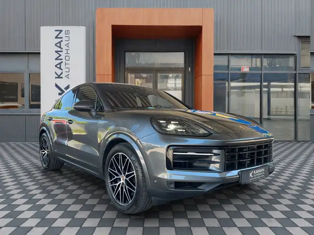 Porsche Cayenne view 3